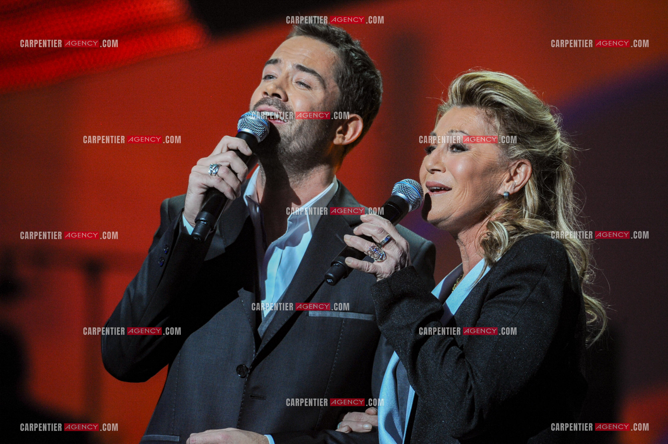 28e cérémonie des Victoires de la musique le 8 février 2013 au Zénith de Paris. La chanteuse Sheila reçoit la victoire d'honneur des mains du chanteur Emmanuel Moire.