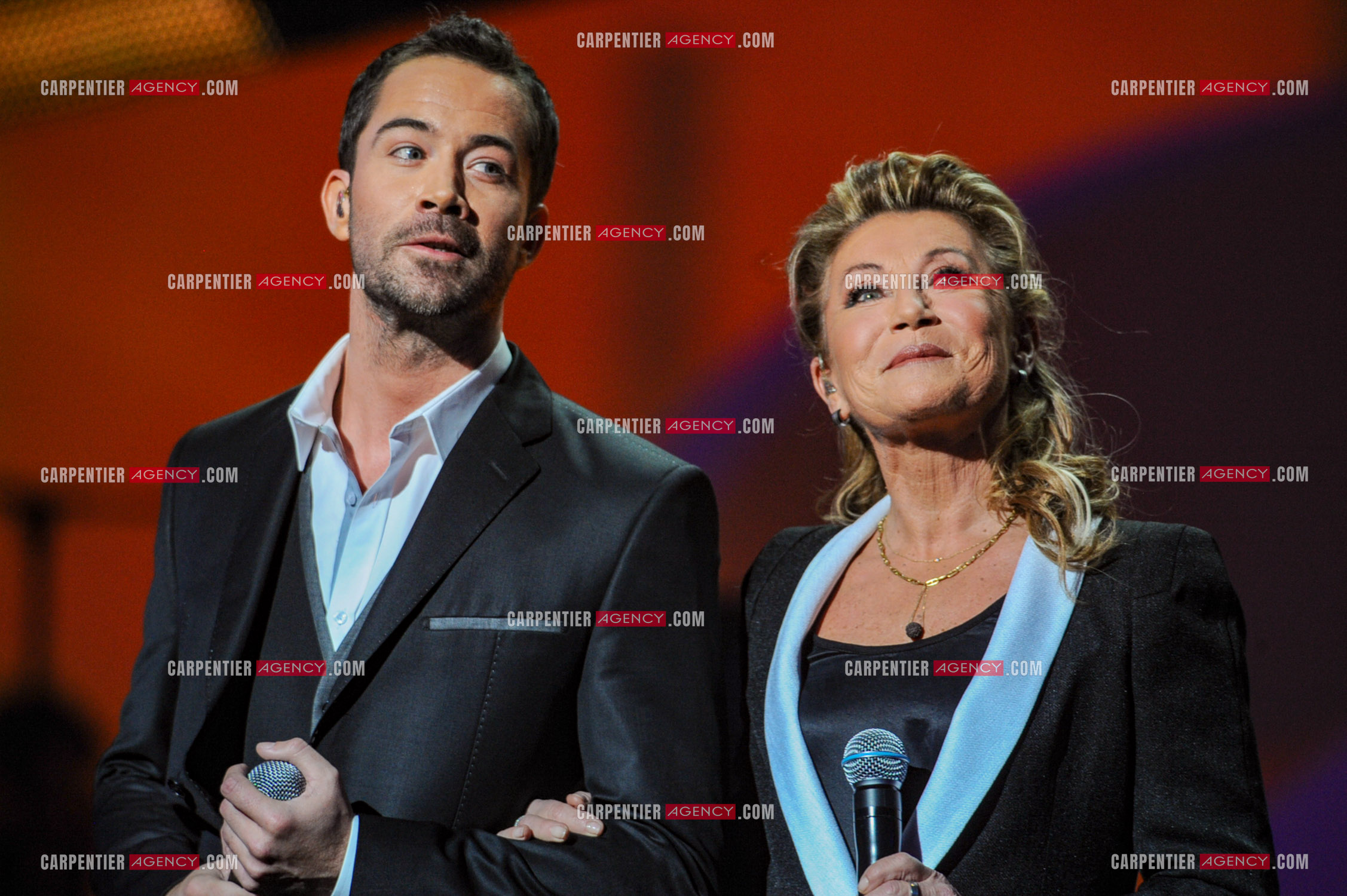 28e cérémonie des Victoires de la musique le 8 février 2013 au Zénith de Paris. La chanteuse Sheila reçoit la victoire d'honneur des mains du chanteur Emmanuel Moire.