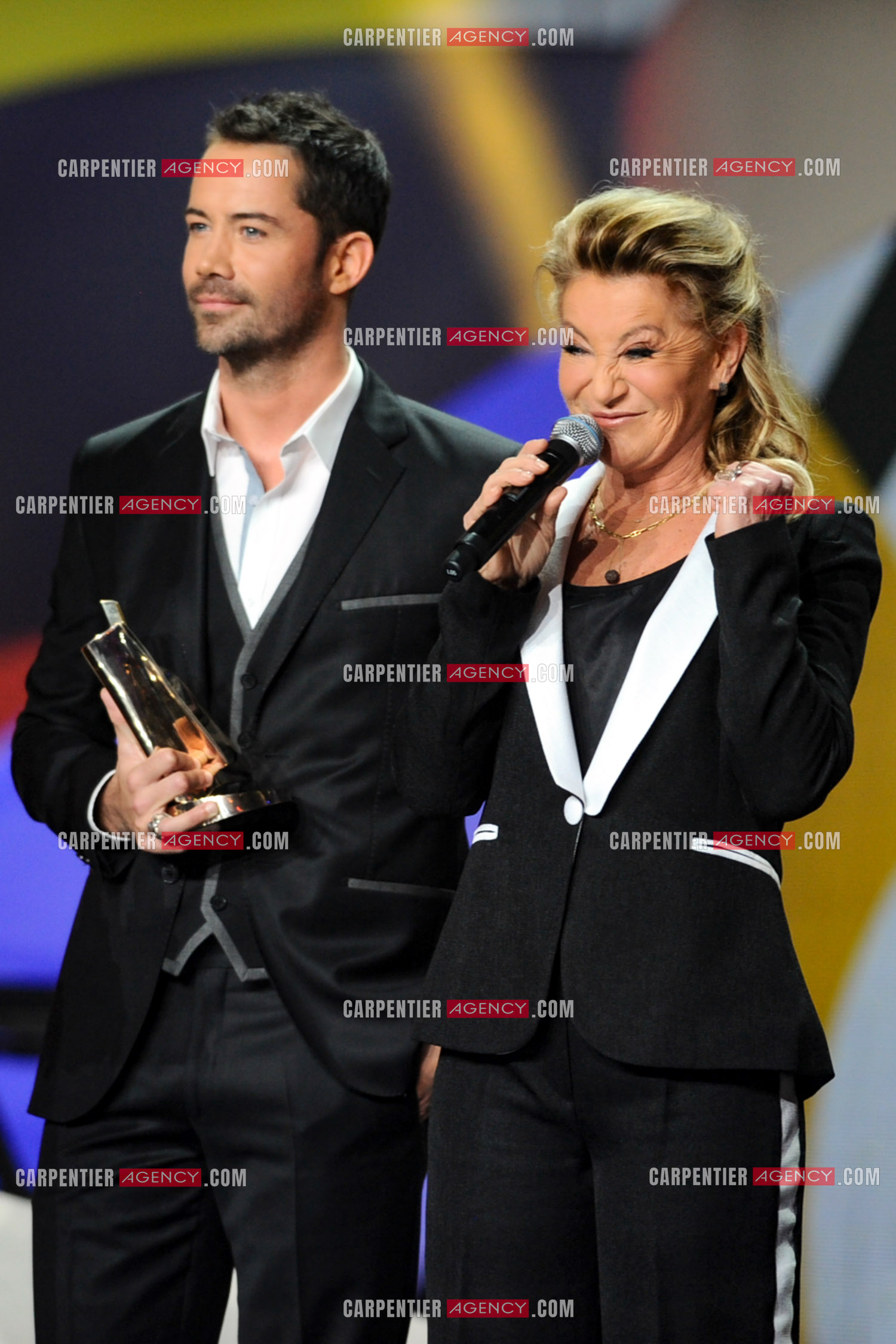 28e cérémonie des Victoires de la musique le 8 février 2013 au Zénith de Paris. La chanteuse Sheila reçoit la victoire d'honneur des mains du chanteur Emmanuel Moire.