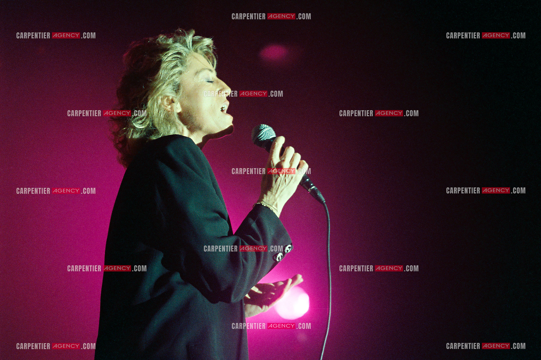 La chanteuse Sheila annonce ses adieux à la scène en faisant une série de concerts à l’Olympia du 03 au 15 octobre 1989.