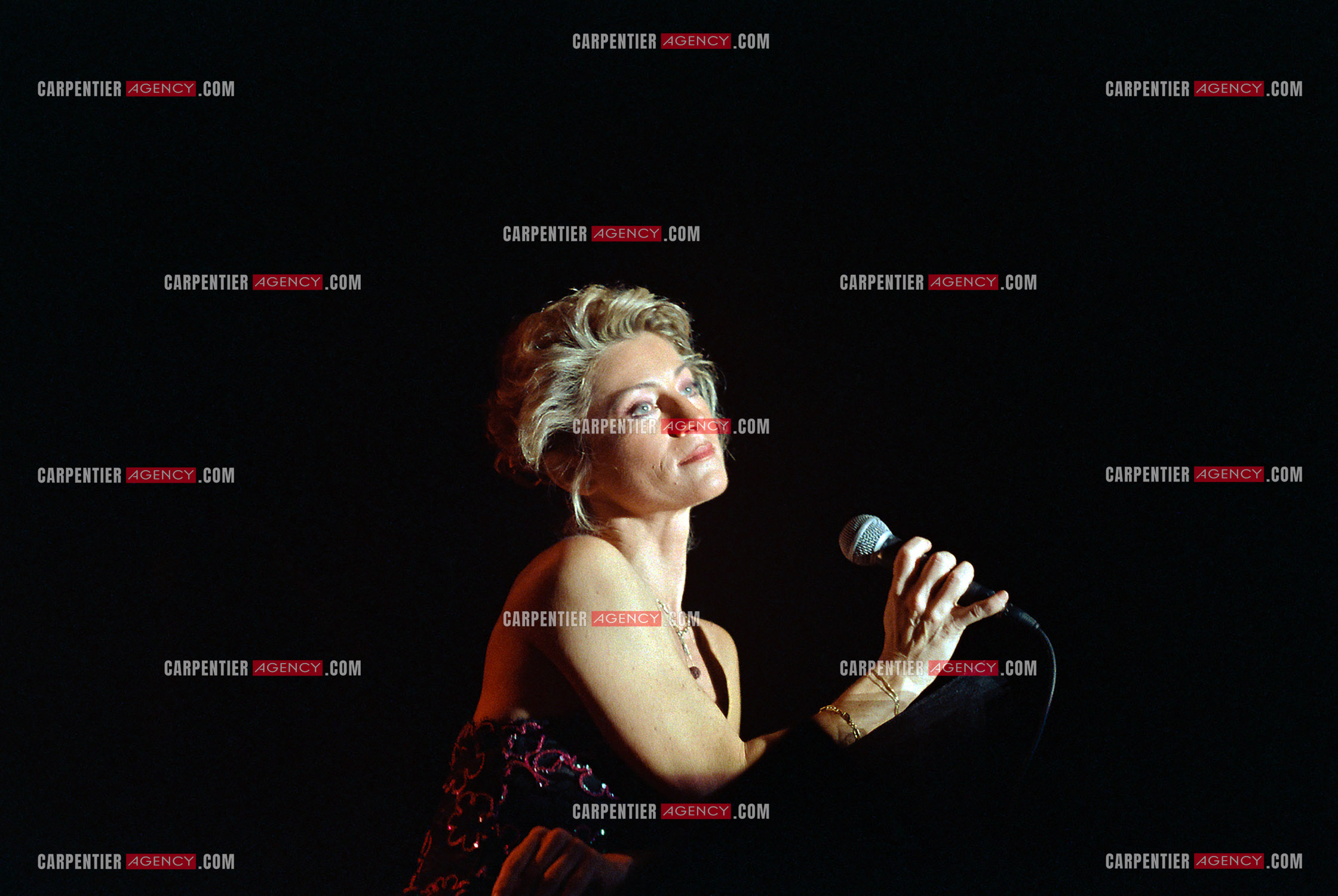 La chanteuse Sheila annonce ses adieux à la scène en faisant une série de concerts à l’Olympia du 03 au 15 octobre 1989.