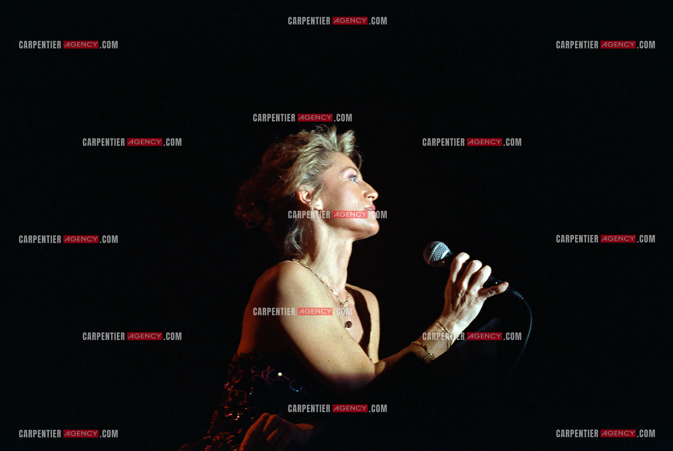 La chanteuse Sheila annonce ses adieux à la scène en faisant une série de concerts à l’Olympia du 03 au 15 octobre 1989.