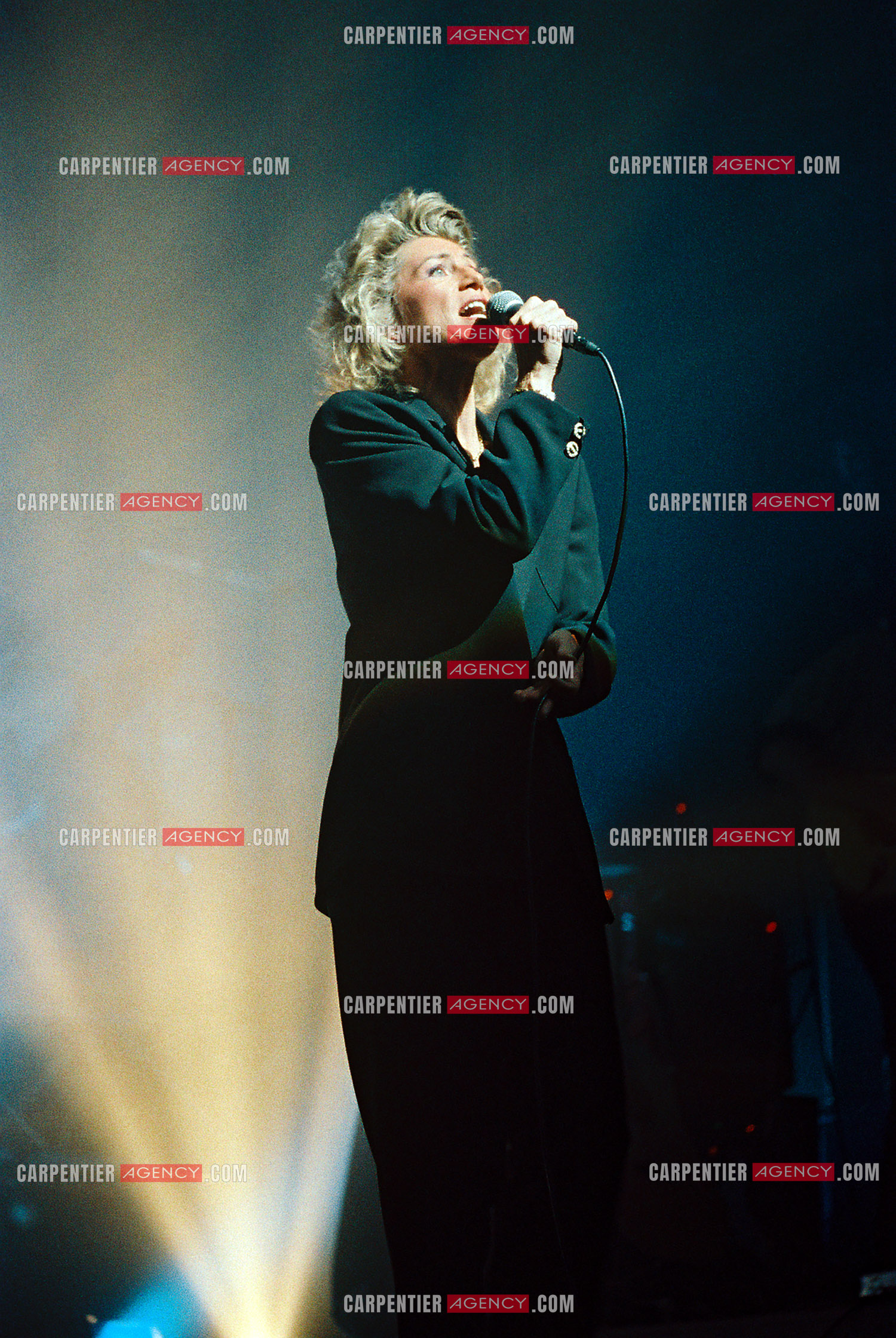 La chanteuse Sheila annonce ses adieux à la scène en faisant une série de concerts à l’Olympia du 03 au 15 octobre 1989.