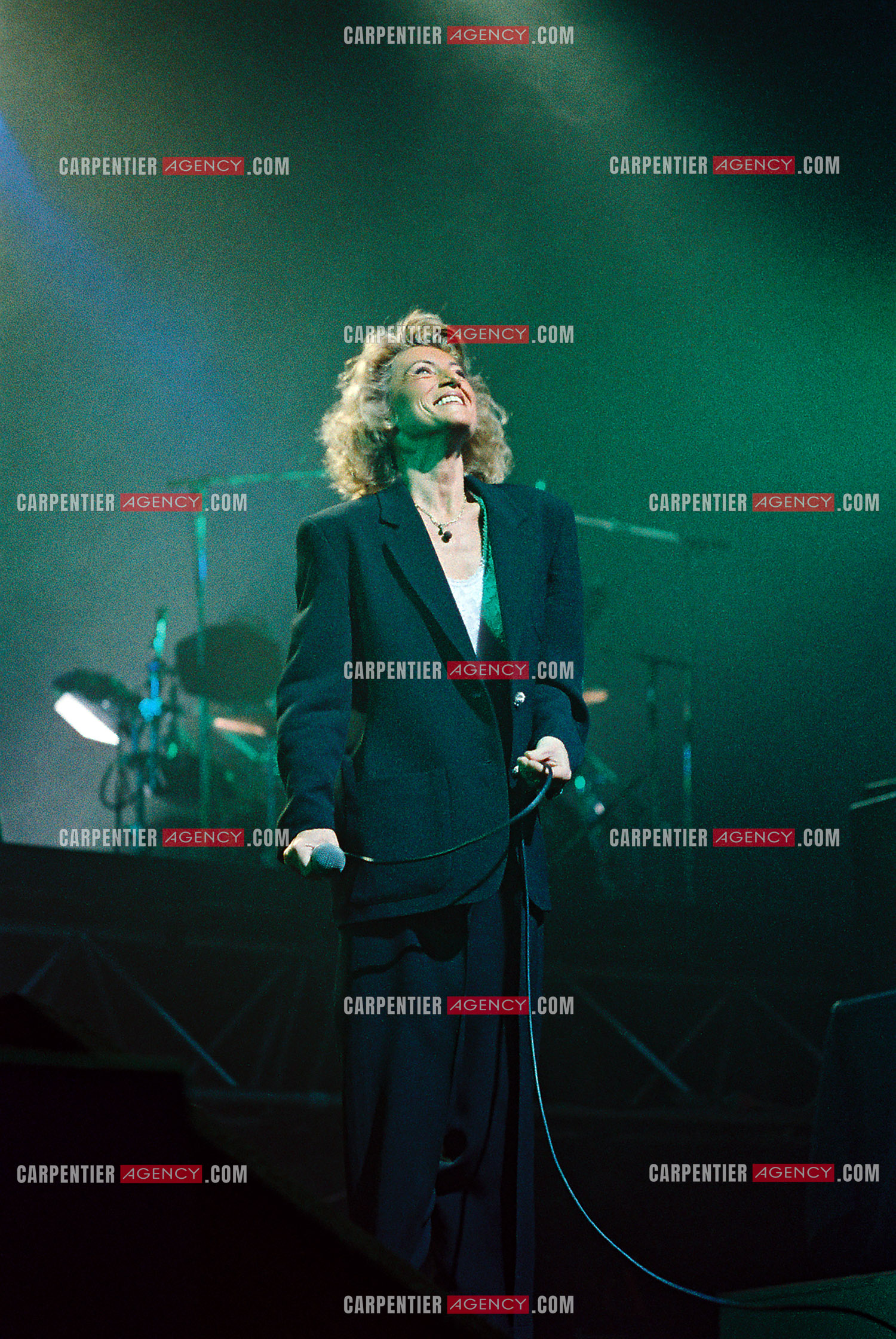 La chanteuse Sheila annonce ses adieux à la scène en faisant une série de concerts à l’Olympia du 03 au 15 octobre 1989.
