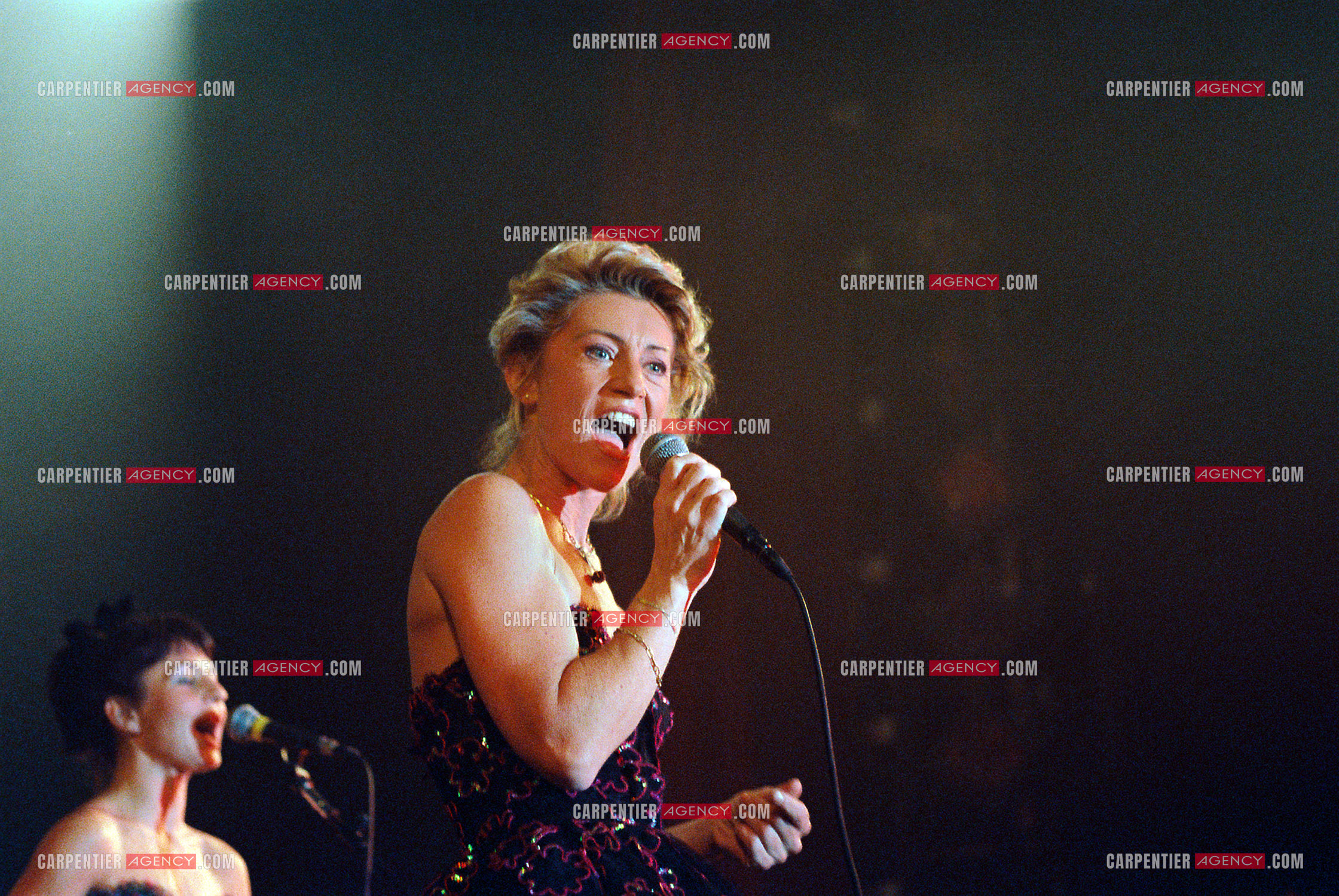 La chanteuse Sheila annonce ses adieux à la scène en faisant une série de concerts à l’Olympia du 03 au 15 octobre 1989.