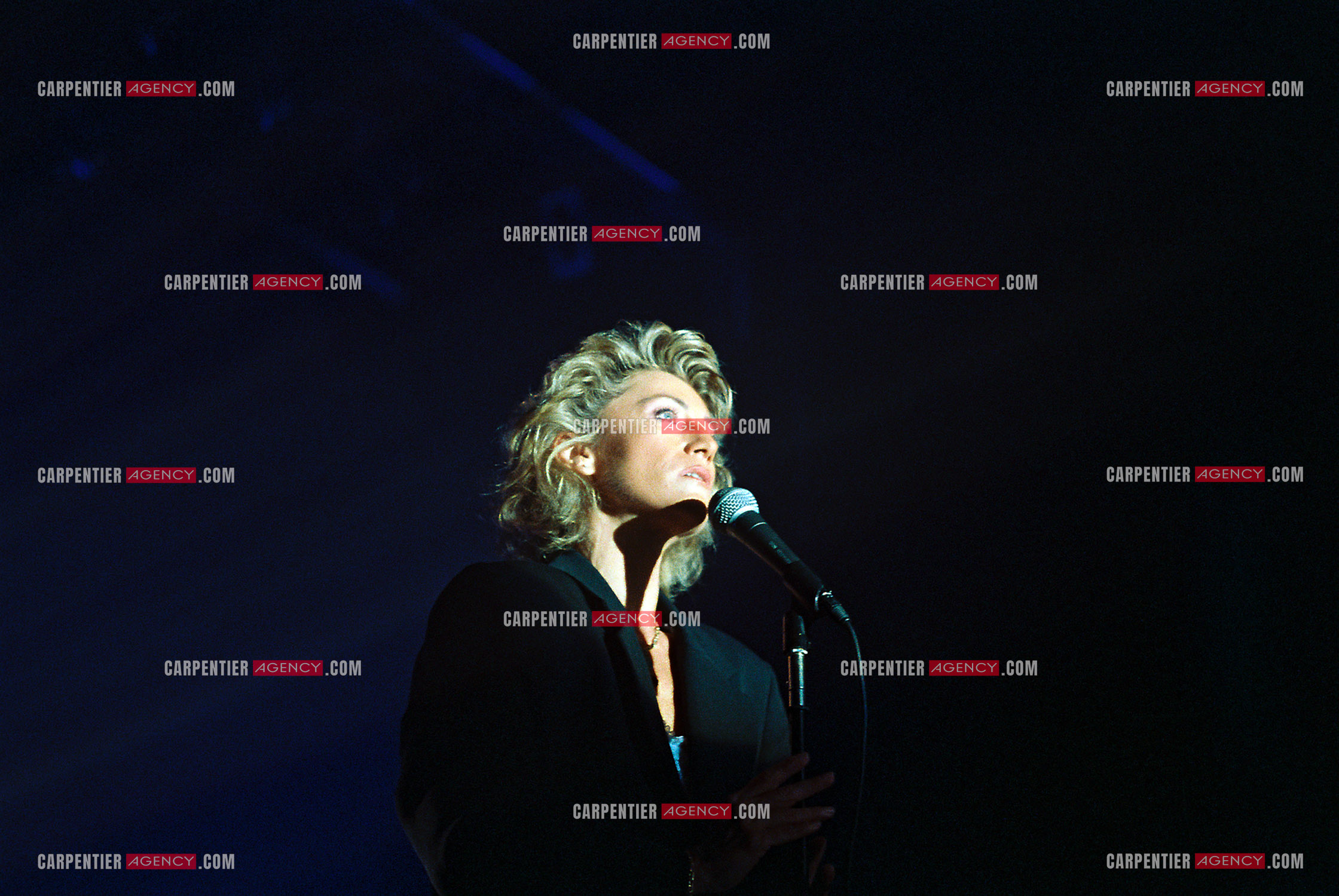 La chanteuse Sheila annonce ses adieux à la scène en faisant une série de concerts à l’Olympia du 03 au 15 octobre 1989.