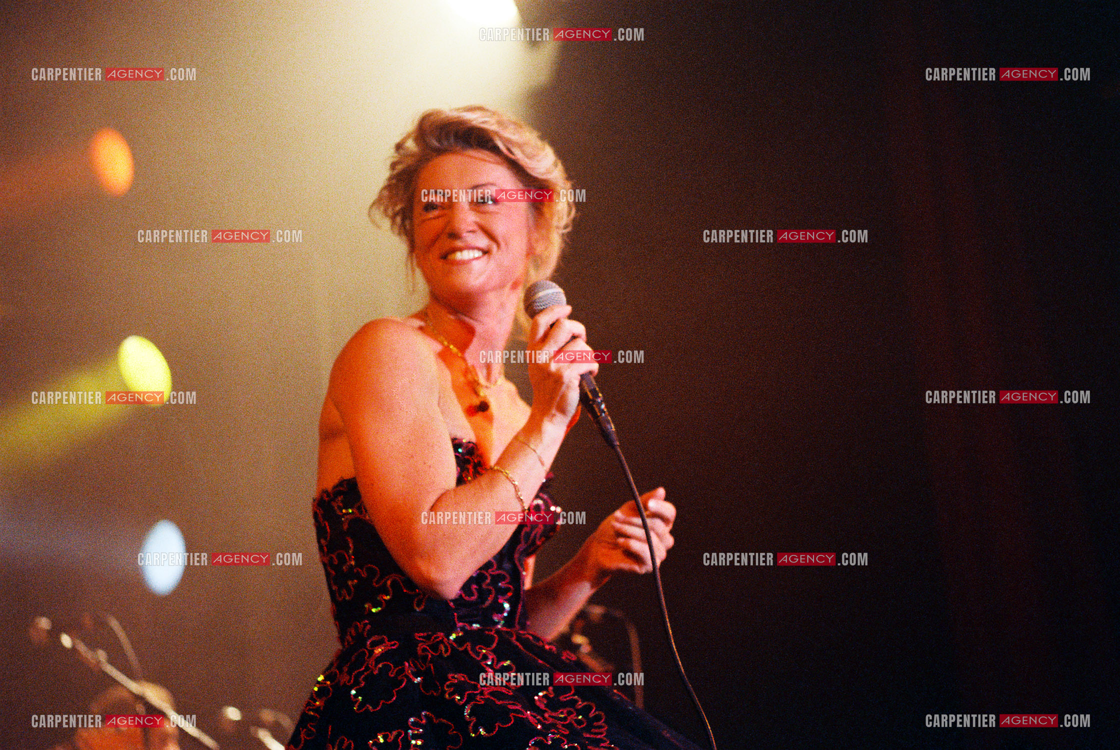 La chanteuse Sheila annonce ses adieux à la scène en faisant une série de concerts à l’Olympia du 03 au 15 octobre 1989.