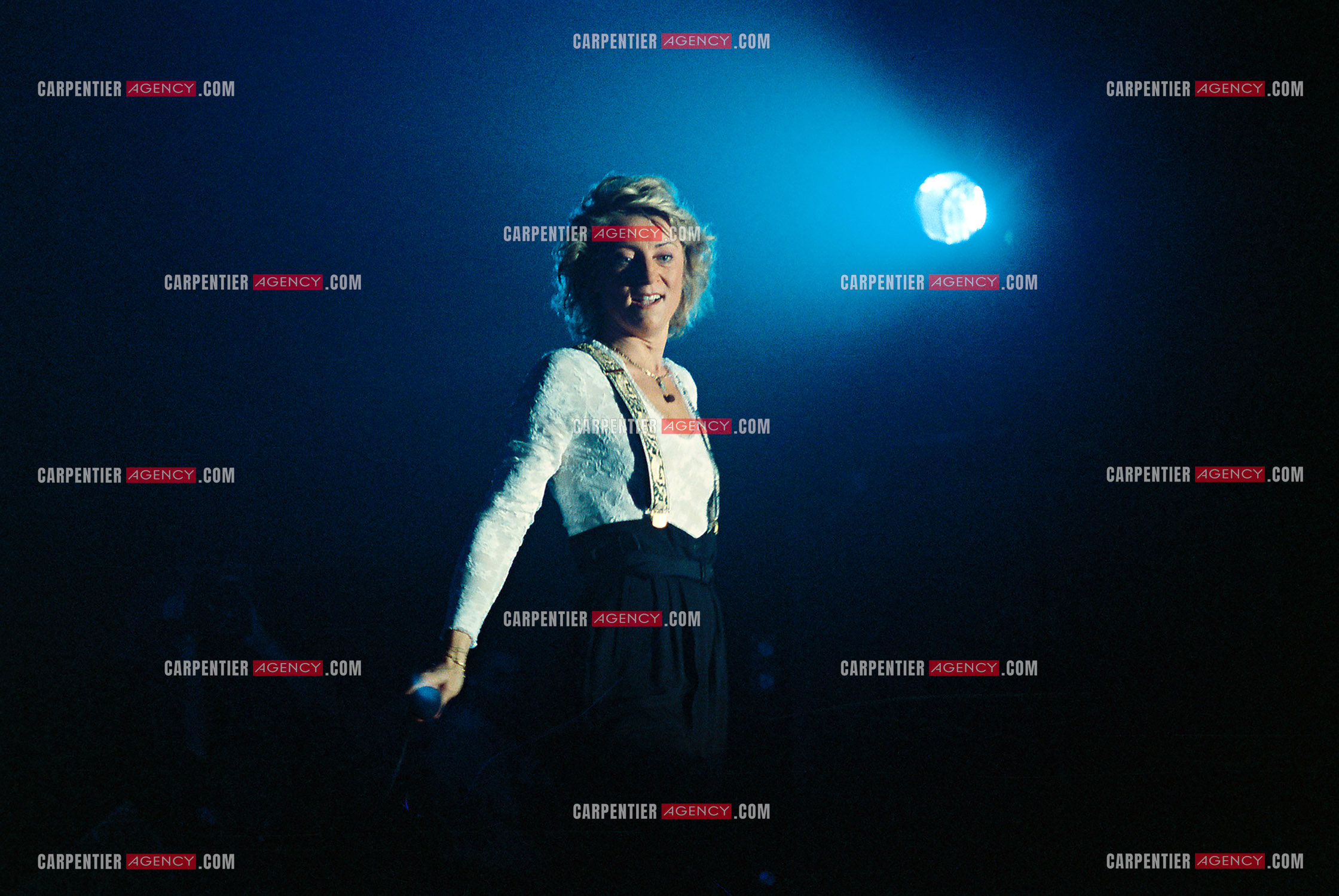 La chanteuse Sheila annonce ses adieux à la scène en faisant une série de concerts à l’Olympia du 03 au 15 octobre 1989.