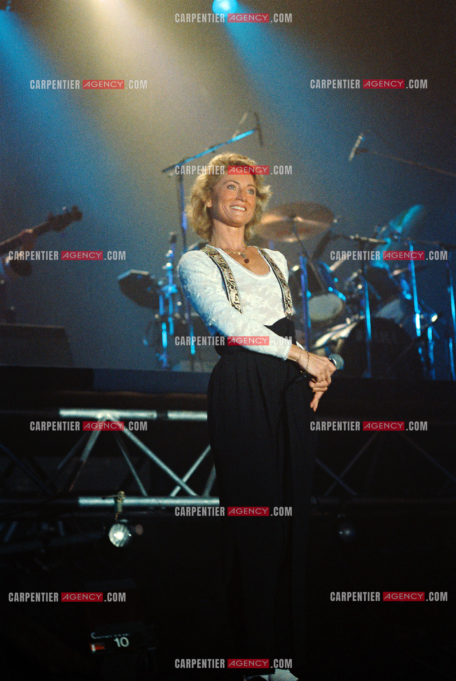 La chanteuse Sheila annonce ses adieux à la scène en faisant une série de concerts à l’Olympia du 03 au 15 octobre 1989.