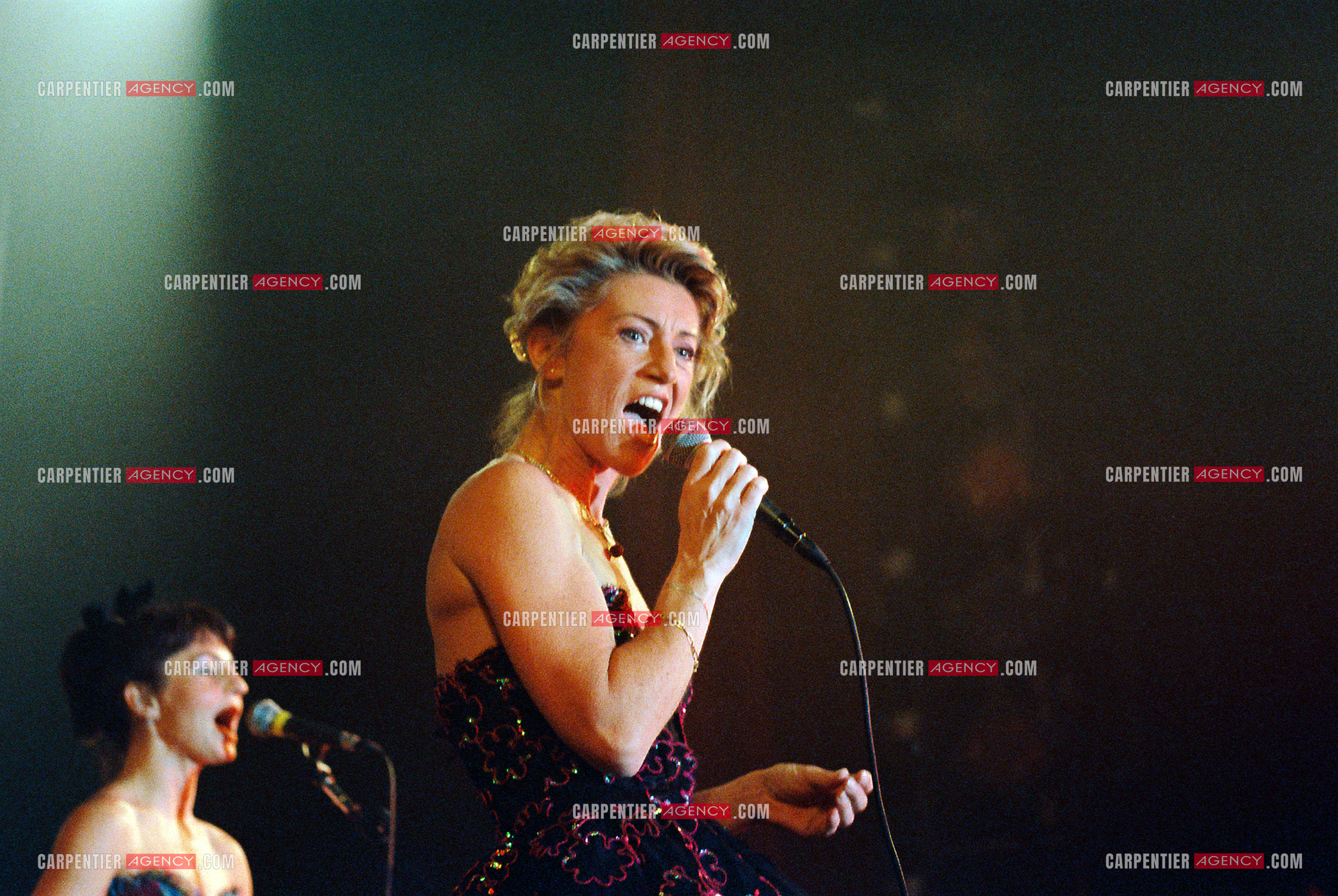 La chanteuse Sheila annonce ses adieux à la scène en faisant une série de concerts à l’Olympia du 03 au 15 octobre 1989.