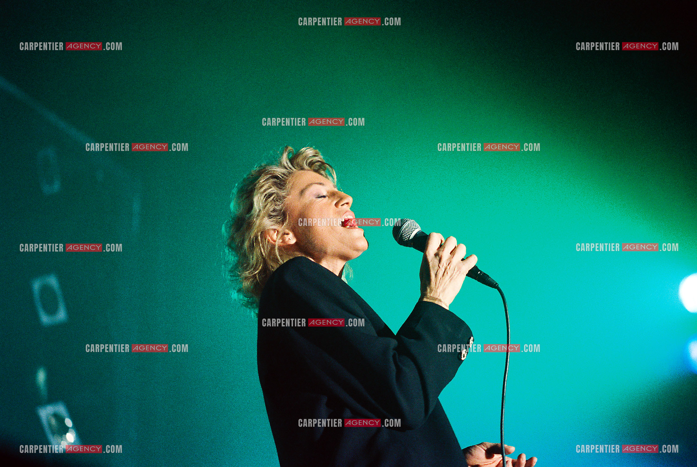 La chanteuse Sheila annonce ses adieux à la scène en faisant une série de concerts à l’Olympia du 03 au 15 octobre 1989.