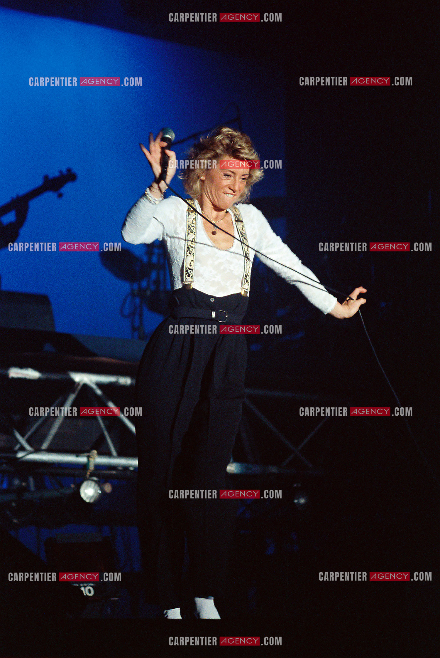 La chanteuse Sheila annonce ses adieux à la scène en faisant une série de concerts à l’Olympia du 03 au 15 octobre 1989.
