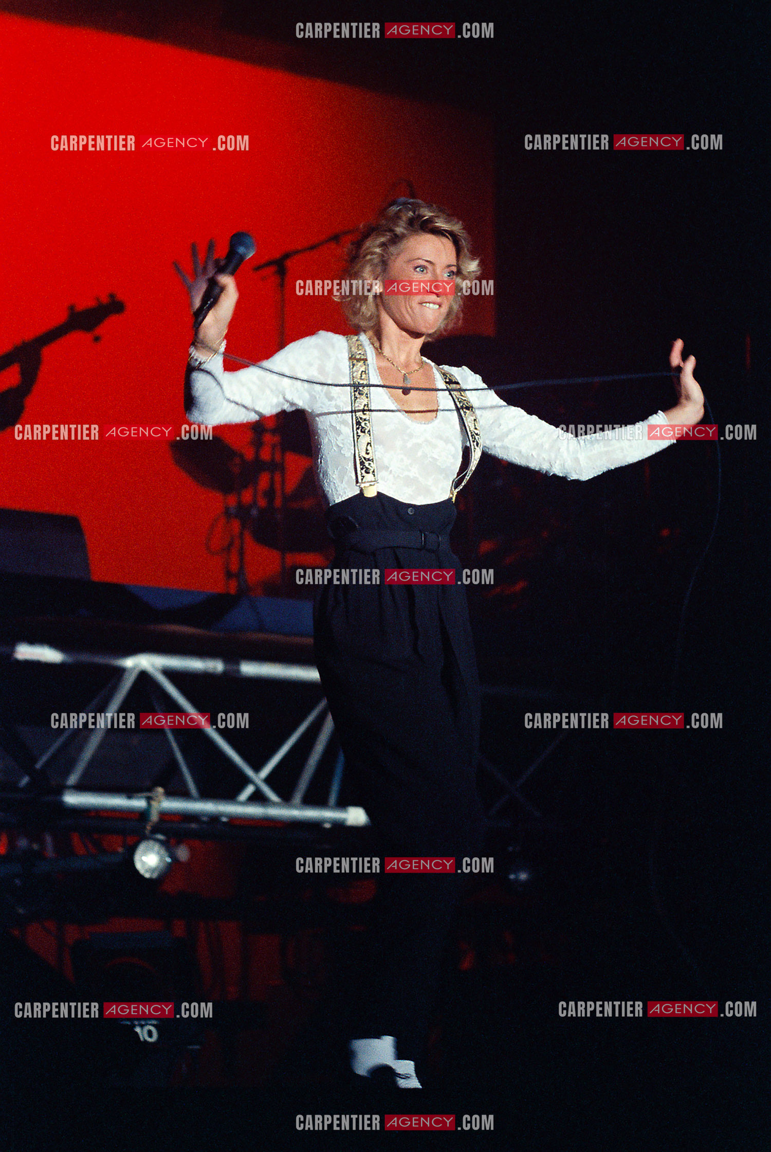 La chanteuse Sheila annonce ses adieux à la scène en faisant une série de concerts à l’Olympia du 03 au 15 octobre 1989.