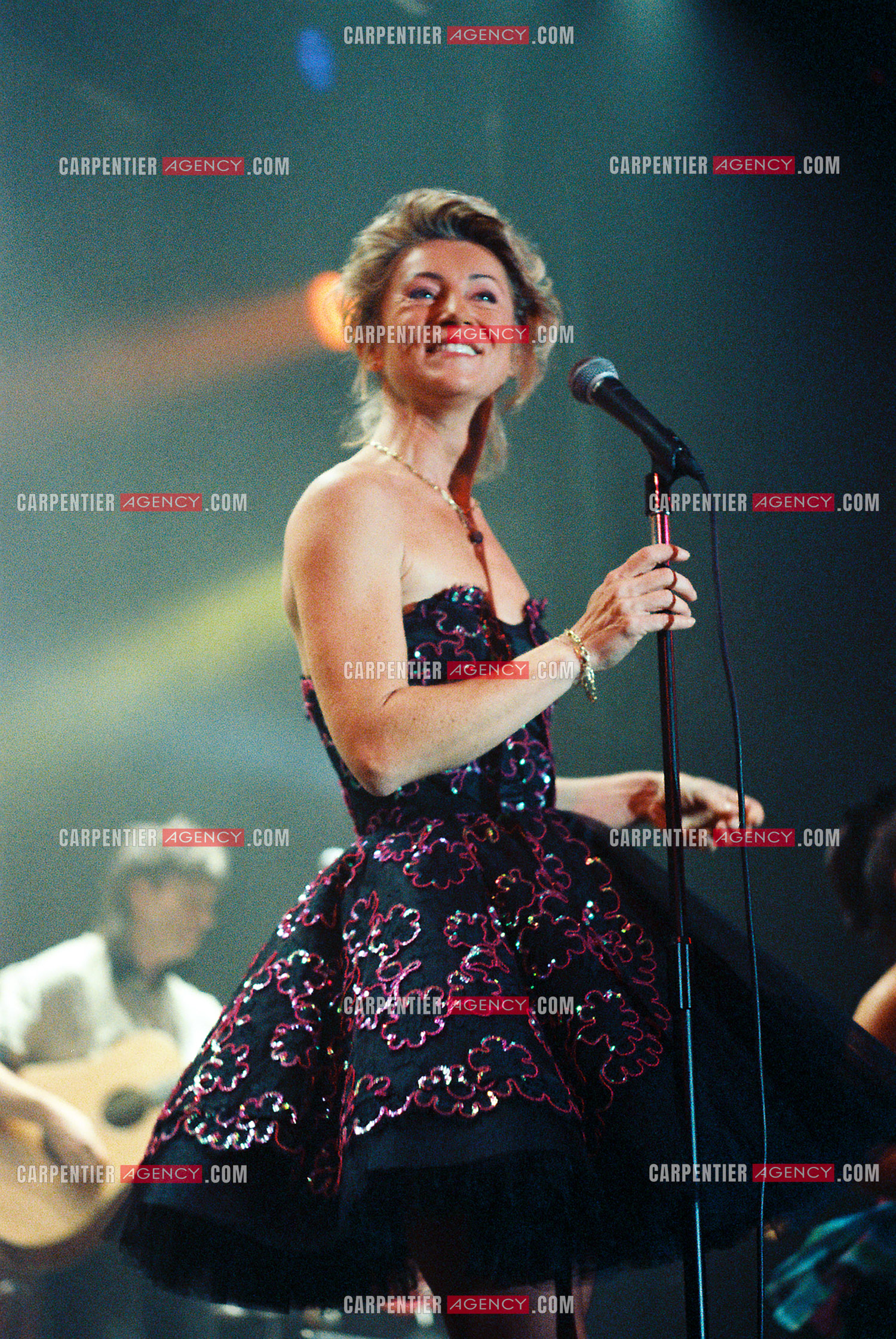 La chanteuse Sheila annonce ses adieux à la scène en faisant une série de concerts à l’Olympia du 03 au 15 octobre 1989.