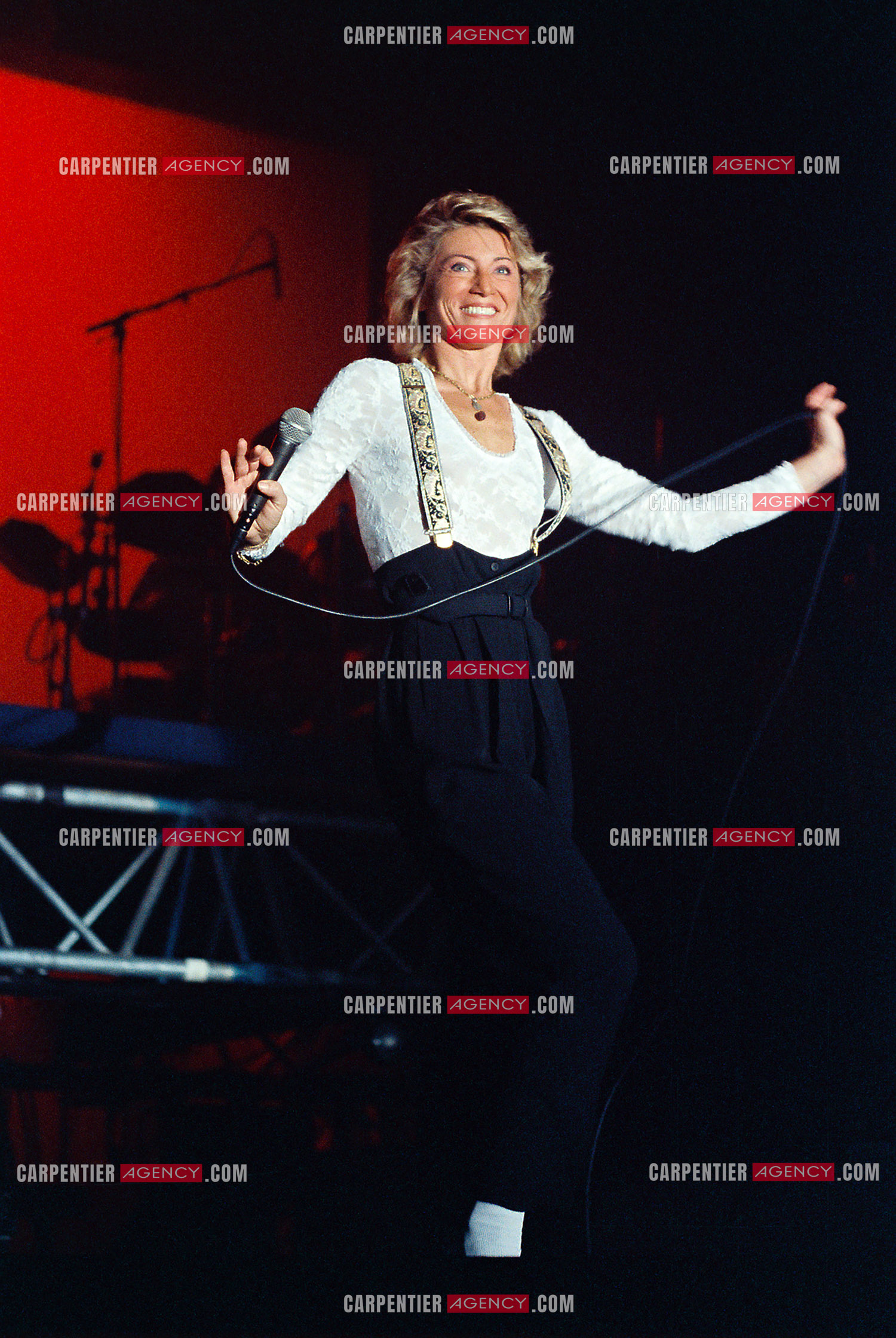 La chanteuse Sheila annonce ses adieux à la scène en faisant une série de concerts à l’Olympia du 03 au 15 octobre 1989.