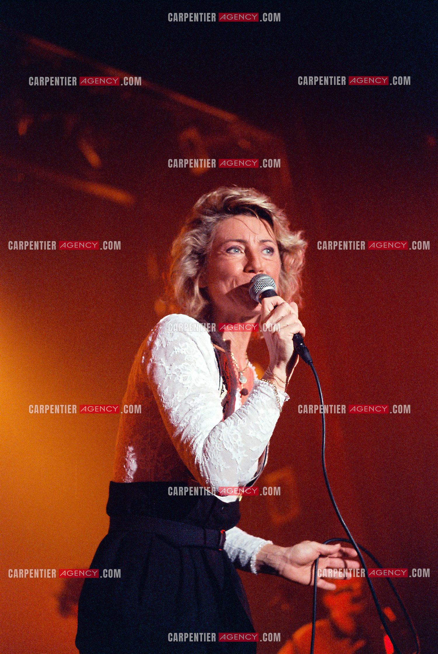 La chanteuse Sheila annonce ses adieux à la scène en faisant une série de concerts à l’Olympia du 03 au 15 octobre 1989.