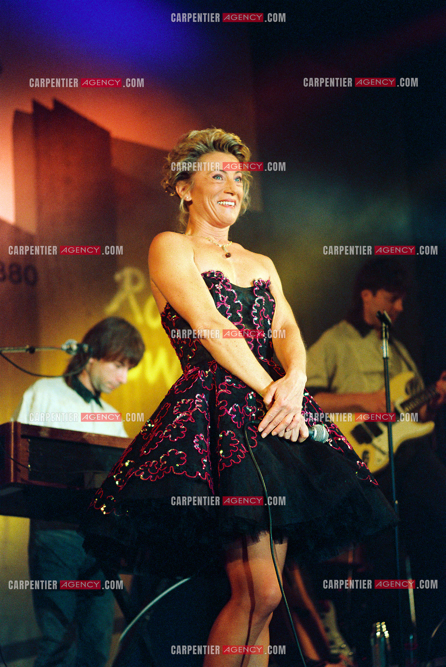 La chanteuse Sheila annonce ses adieux à la scène en faisant une série de concerts à l’Olympia du 03 au 15 octobre 1989.