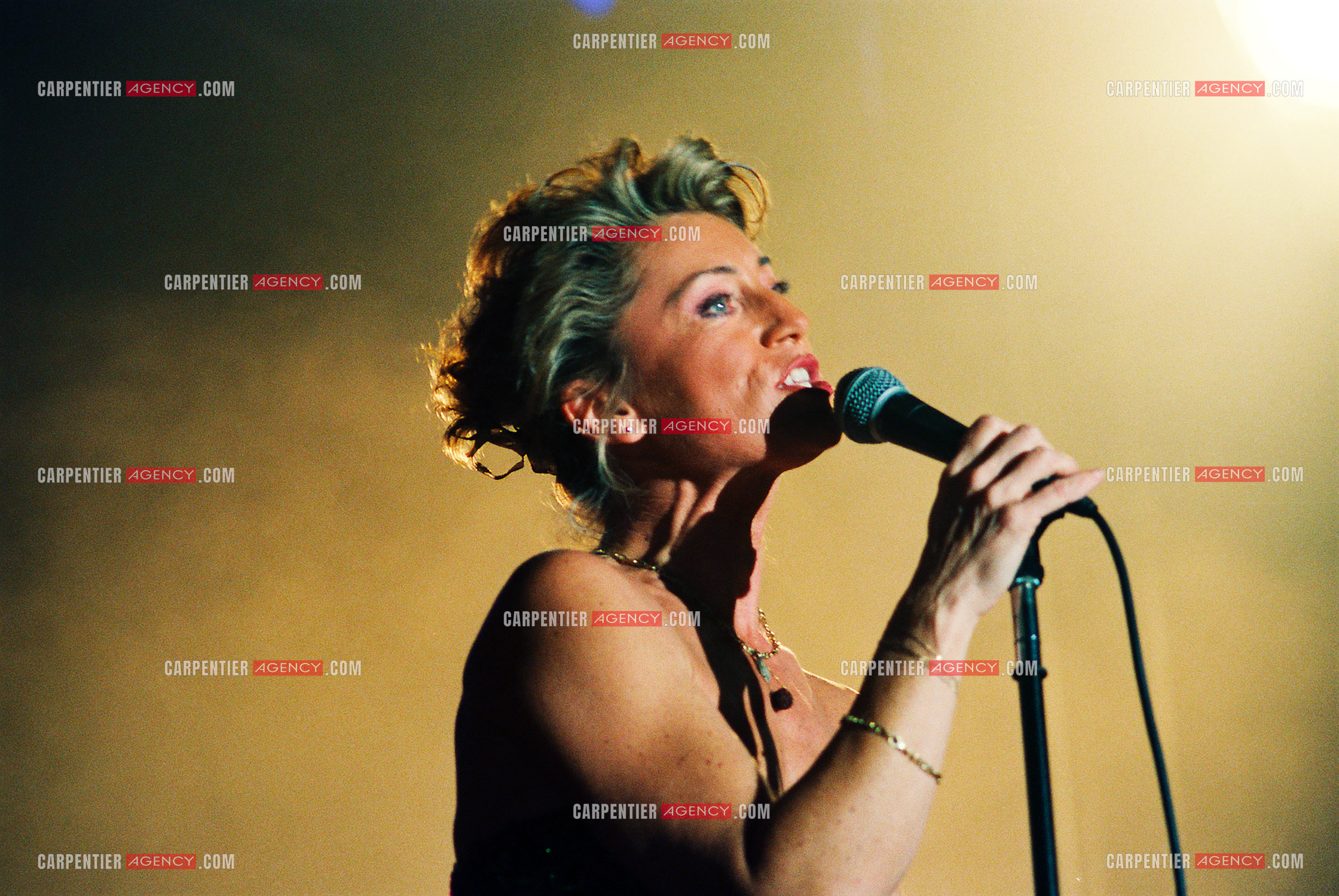 La chanteuse Sheila annonce ses adieux à la scène en faisant une série de concerts à l’Olympia du 03 au 15 octobre 1989.