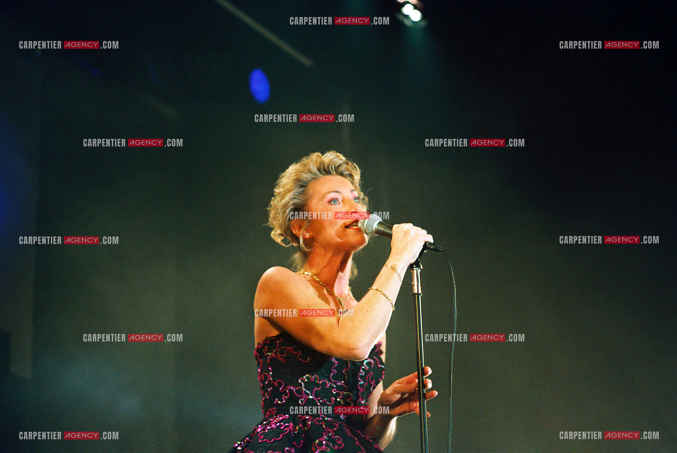 La chanteuse Sheila annonce ses adieux à la scène en faisant une série de concerts à l’Olympia du 03 au 15 octobre 1989.