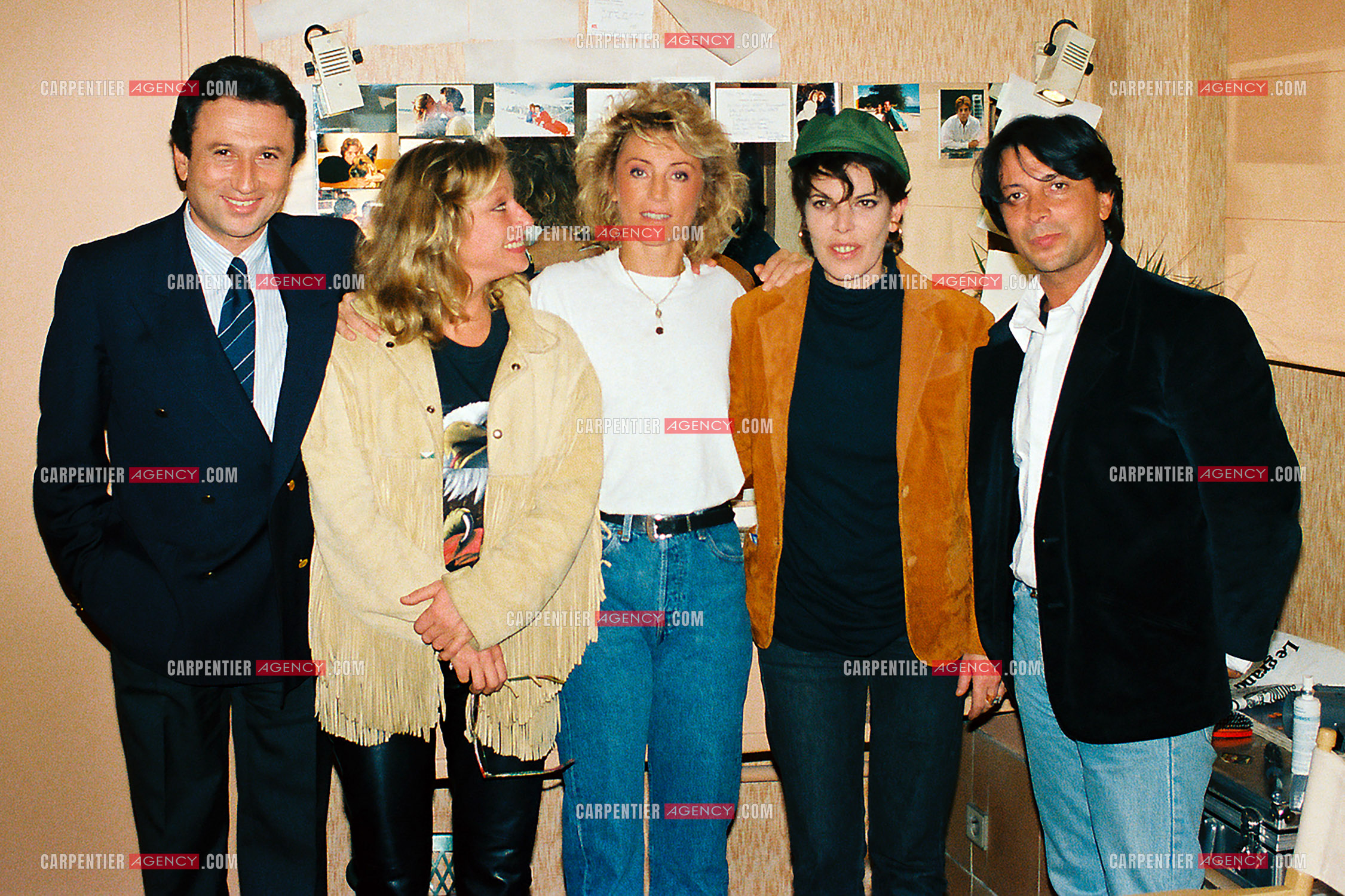 La chanteuse Sheila annonce ses adieux à la scène en faisant une série de concerts à l’Olympia du 03 au 15 octobre 1989. Dans sa loge avec Michel Drucker, Véronique Sanson, Dany et Hervé Villard. ( Exclusif )