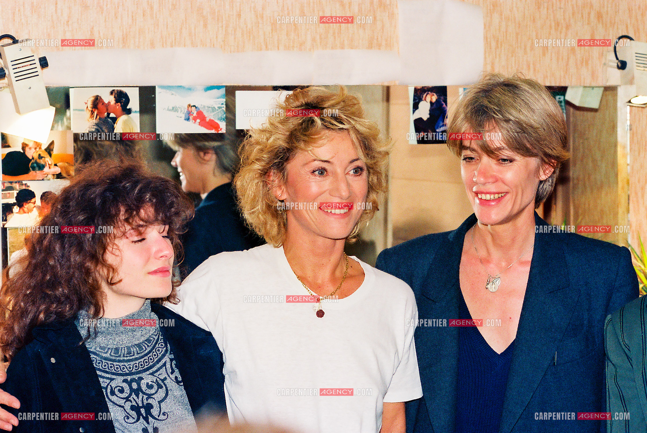 La chanteuse Sheila annonce ses adieux à la scène en faisant une série de concerts à l’Olympia du 03 au 15 octobre 1989. Dans sa loge, Sheila entourée de ses deux amies Elsa et Françoise Hardy.        ( Exclusif )