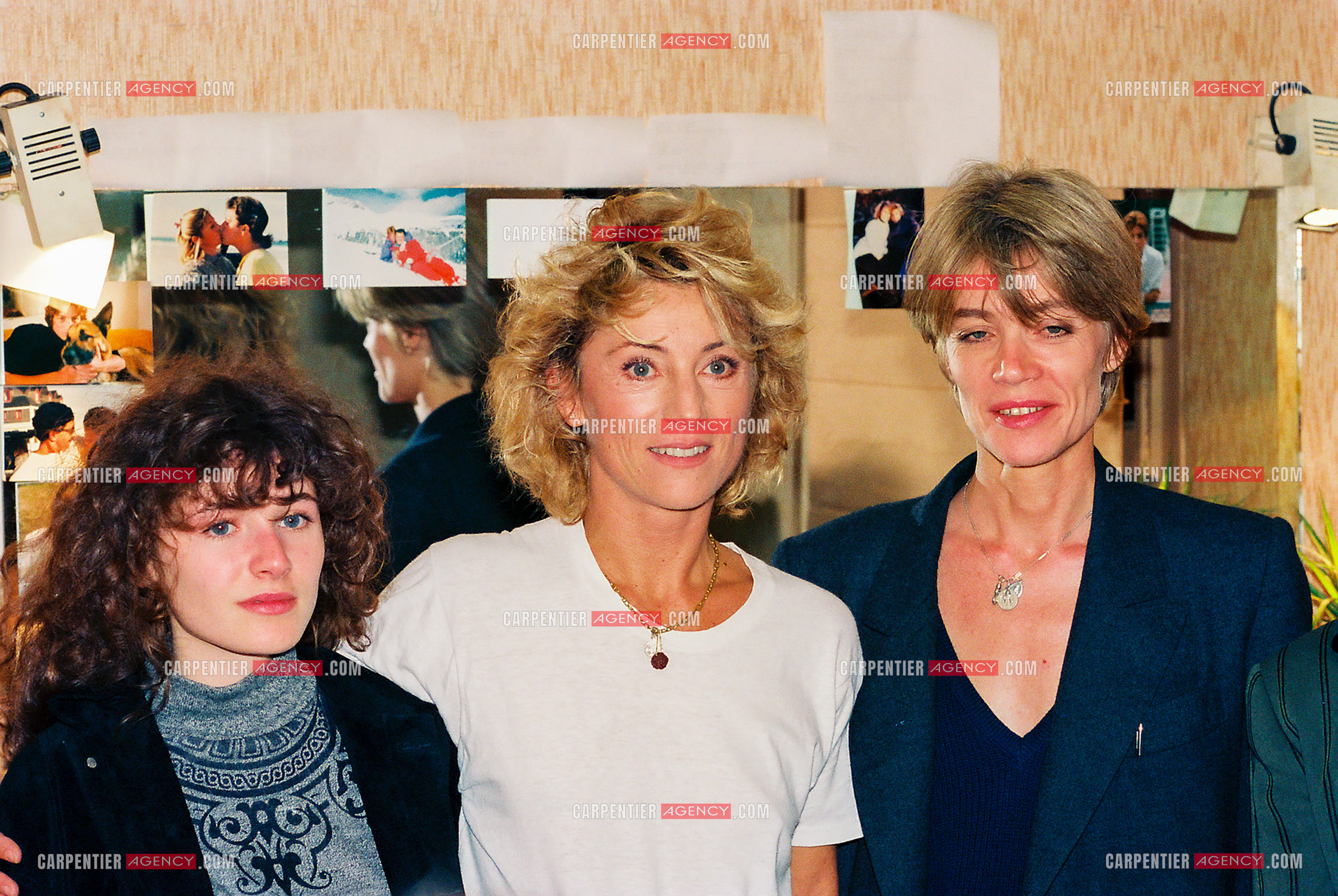 La chanteuse Sheila annonce ses adieux à la scène en faisant une série de concerts à l’Olympia du 03 au 15 octobre 1989. Dans sa loge, Sheila entourée de ses deux amies Elsa et Françoise Hardy.        ( Exclusif )