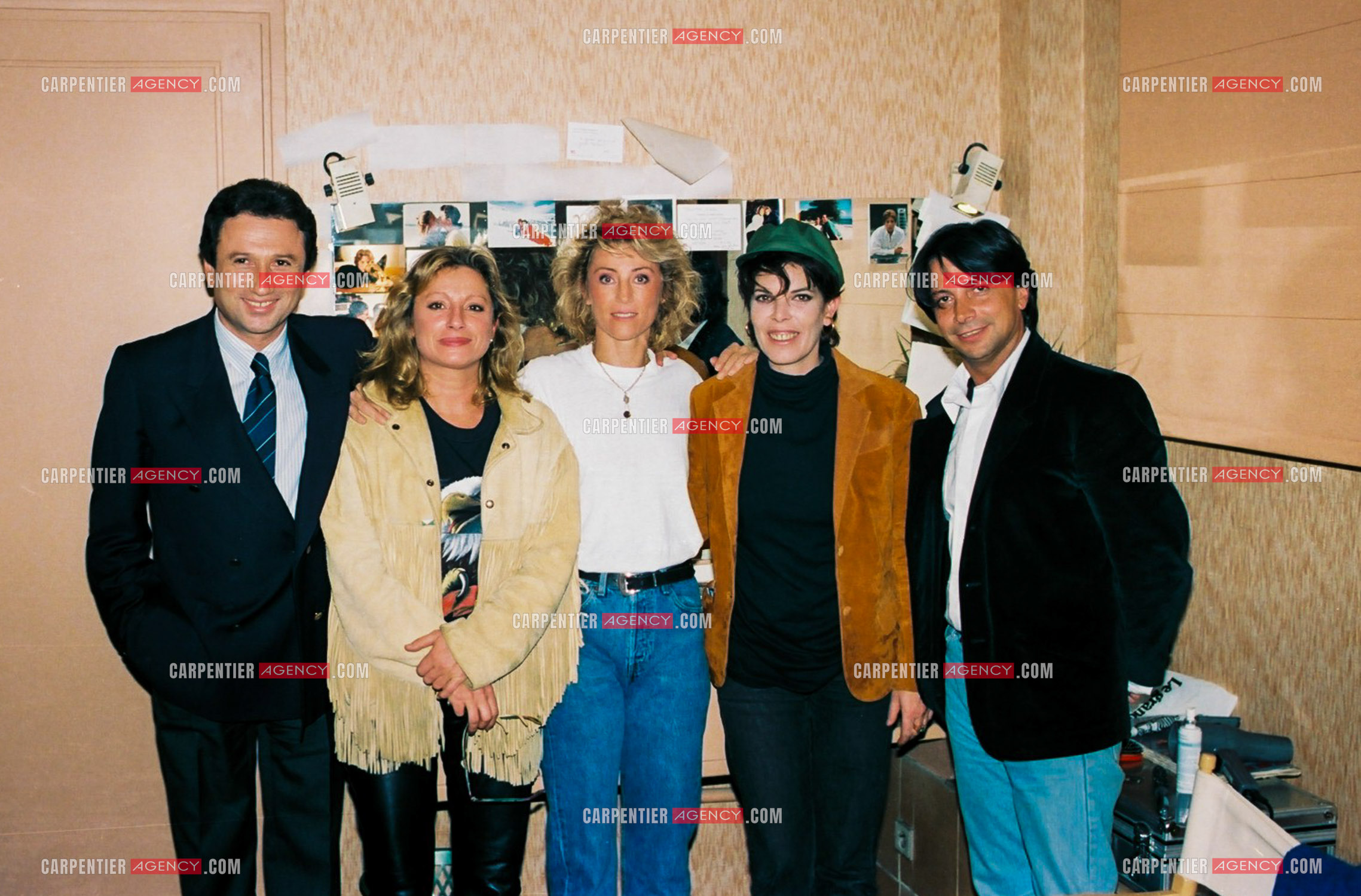 La chanteuse Sheila annonce ses adieux à la scène en faisant une série de concerts à l'Olympia du 03 au 15 octobre 1989. Dans sa loge avec Michel Drucker, Véronique Sanson, Dany et Hervé Villard.   ( Exclusif )