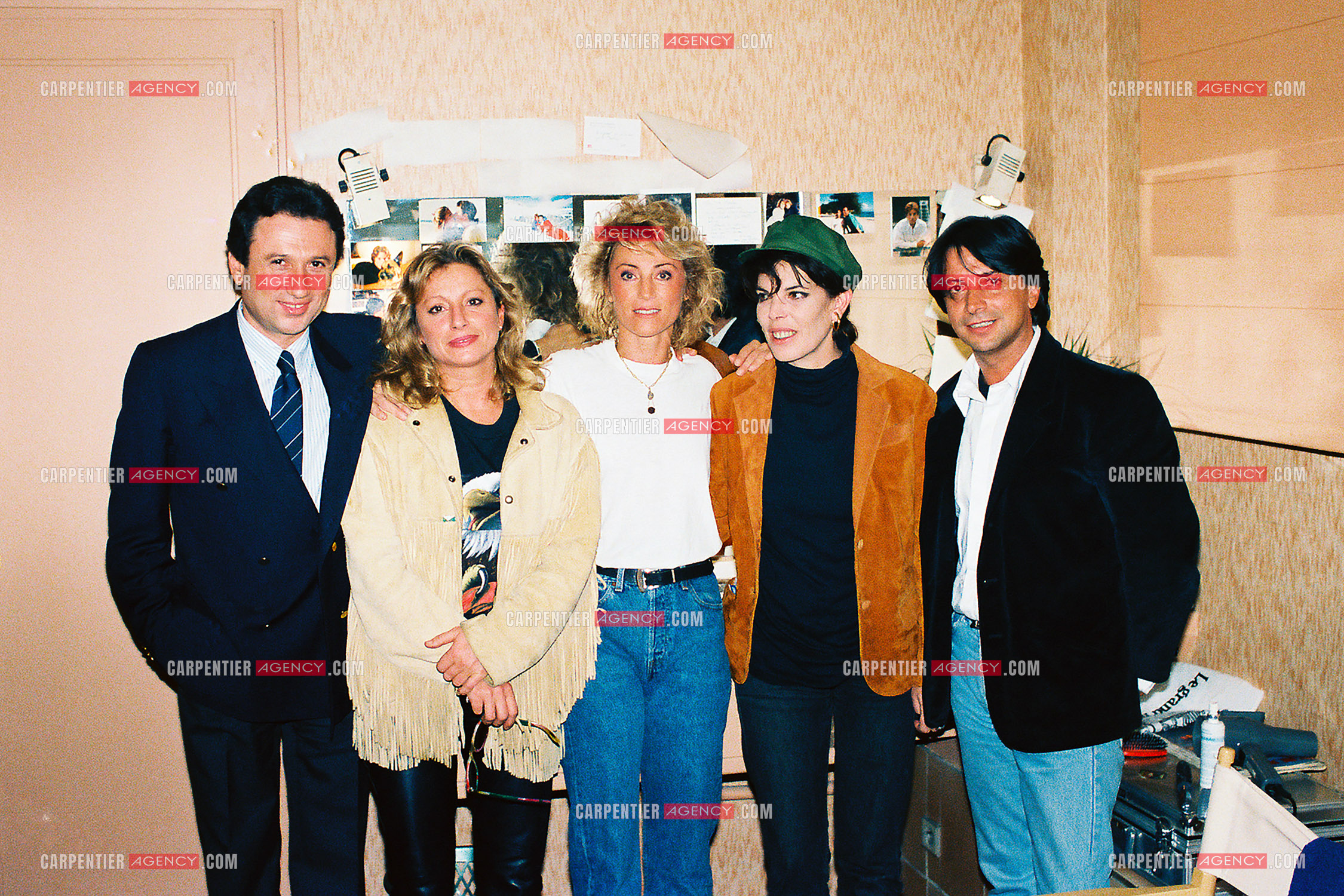 La chanteuse Sheila annonce ses adieux à la scène en faisant une série de concerts à l’Olympia du 03 au 15 octobre 1989. Dans sa loge avec Michel Drucker, Véronique Sanson, Dany et Hervé Villard.         ( Exclusif )