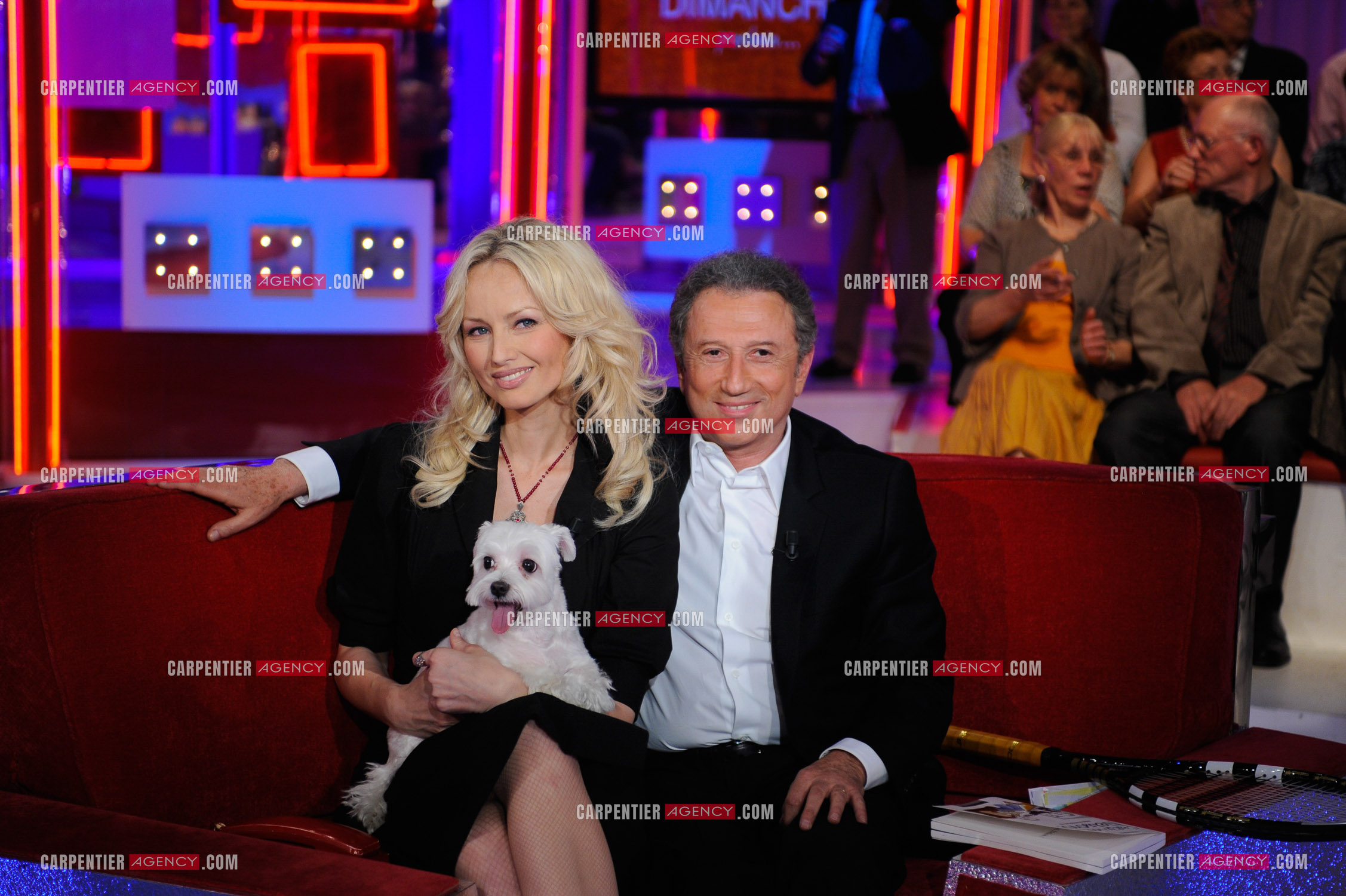 Le mannequin Adriana Karembeu et son petit Bichon nommé Tarzan invités dans l'émission de Michel Drucker " Vivement Dimanche " le 7 Mai 2009.'