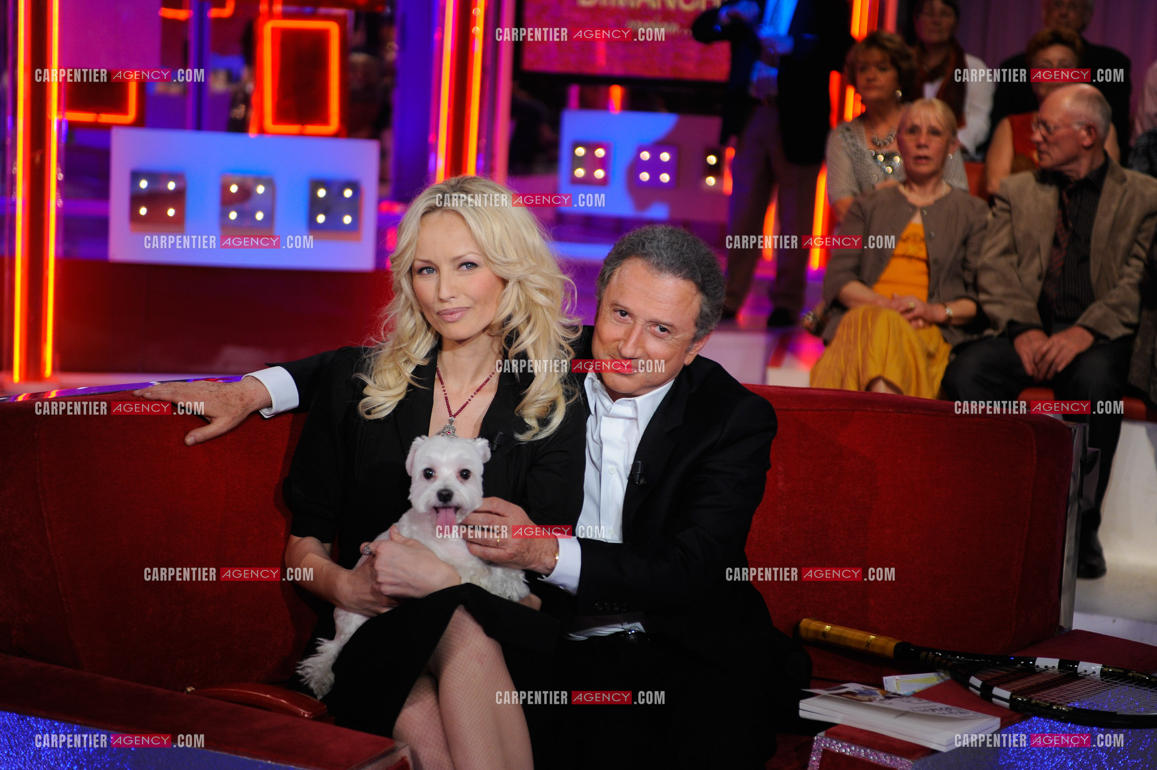 Le mannequin Adriana Karembeu et son petit Bichon nommé Tarzan invités dans l'émission de Michel Drucker " Vivement Dimanche " le 7 Mai 2009.'