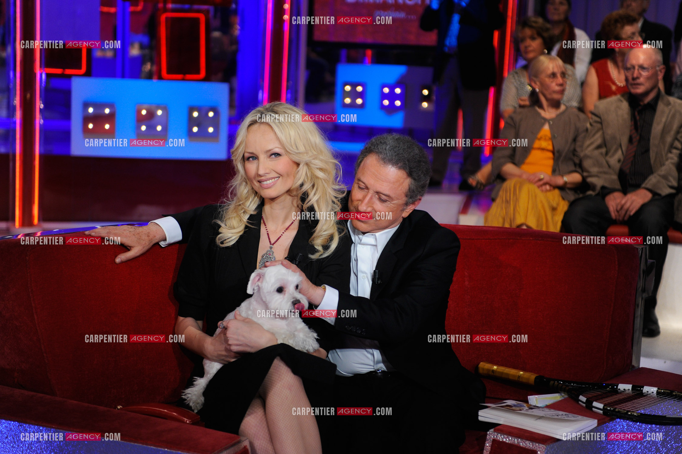 Le mannequin Adriana Karembeu et son petit Bichon nommé Tarzan invités dans l'émission de Michel Drucker " Vivement Dimanche " le 7 Mai 2009.'