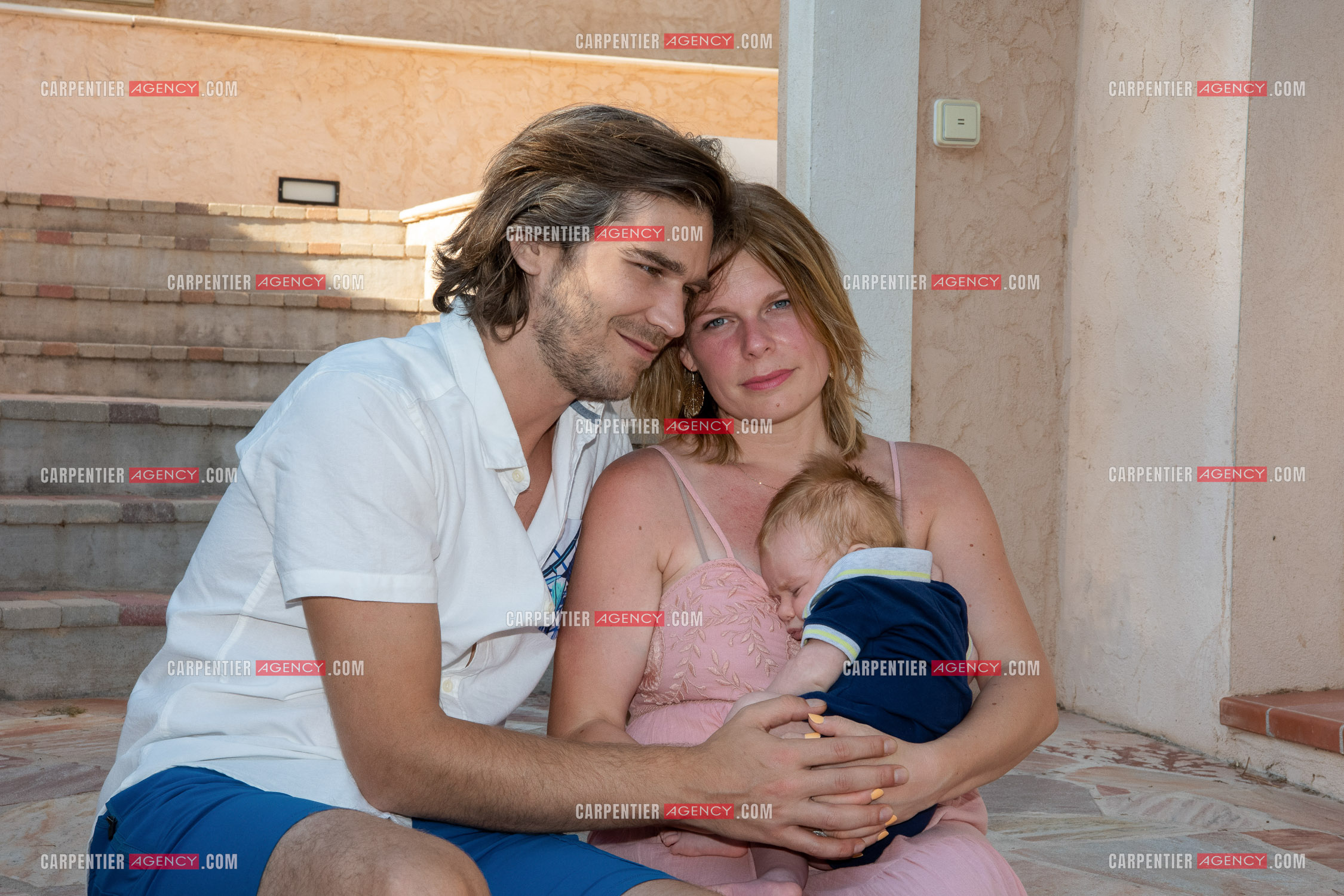 Le ténor Amaury Vassili lors de ses vacances d'été a Toulon dans le Var avec sa femme Stéphanie et leur petit garçon Anatoly tous juste agé de deux mois.   ( Exclusif )