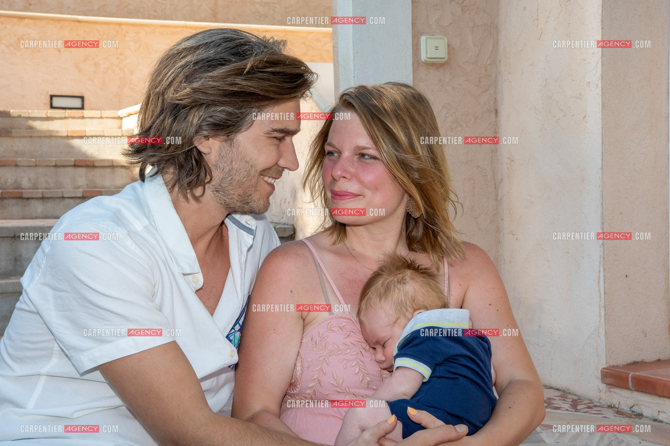 Le ténor Amaury Vassili lors de ses vacances d'été a Toulon dans le Var avec sa femme Stéphanie et leur petit garçon Anatoly tous juste agé de deux mois.   ( Exclusif )
