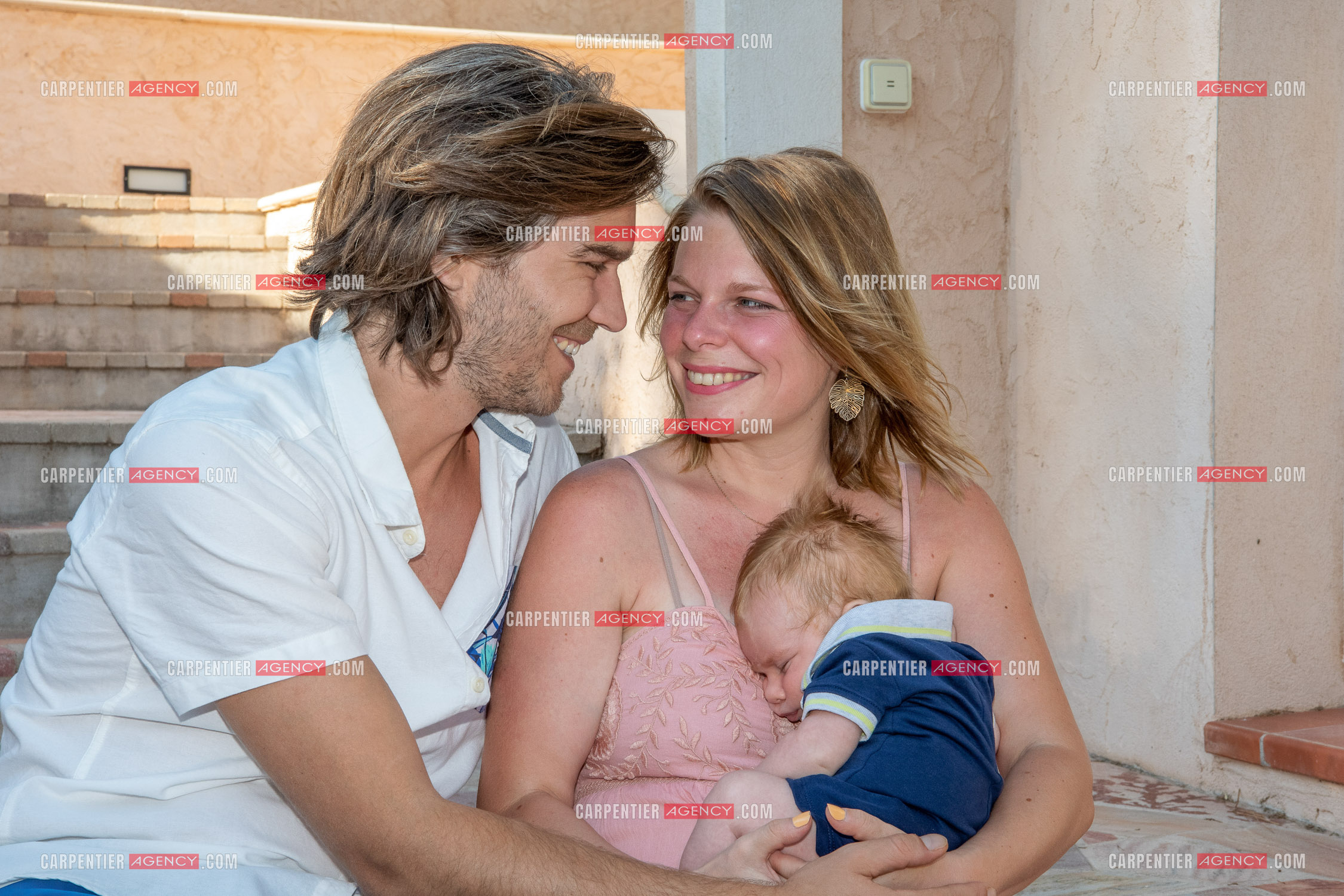 Le ténor Amaury Vassili lors de ses vacances d'été a Toulon dans le Var avec sa femme Stéphanie et leur petit garçon Anatoly tous juste agé de deux mois.   ( Exclusif )