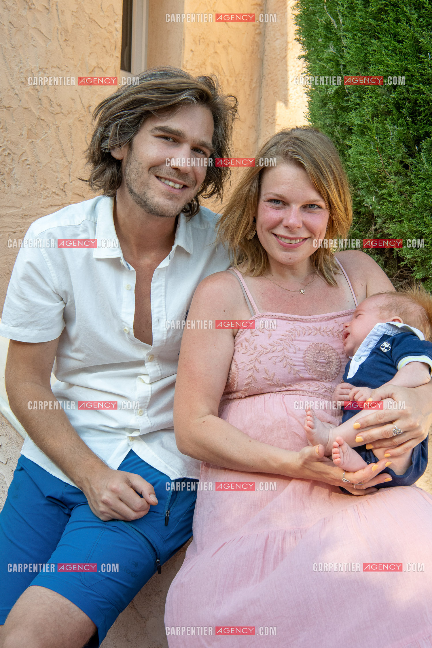 Le ténor Amaury Vassili lors de ses vacances d'été a Toulon dans le Var avec sa femme Stéphanie et leur petit garçon Anatoly tous juste agé de deux mois.   ( Exclusif )