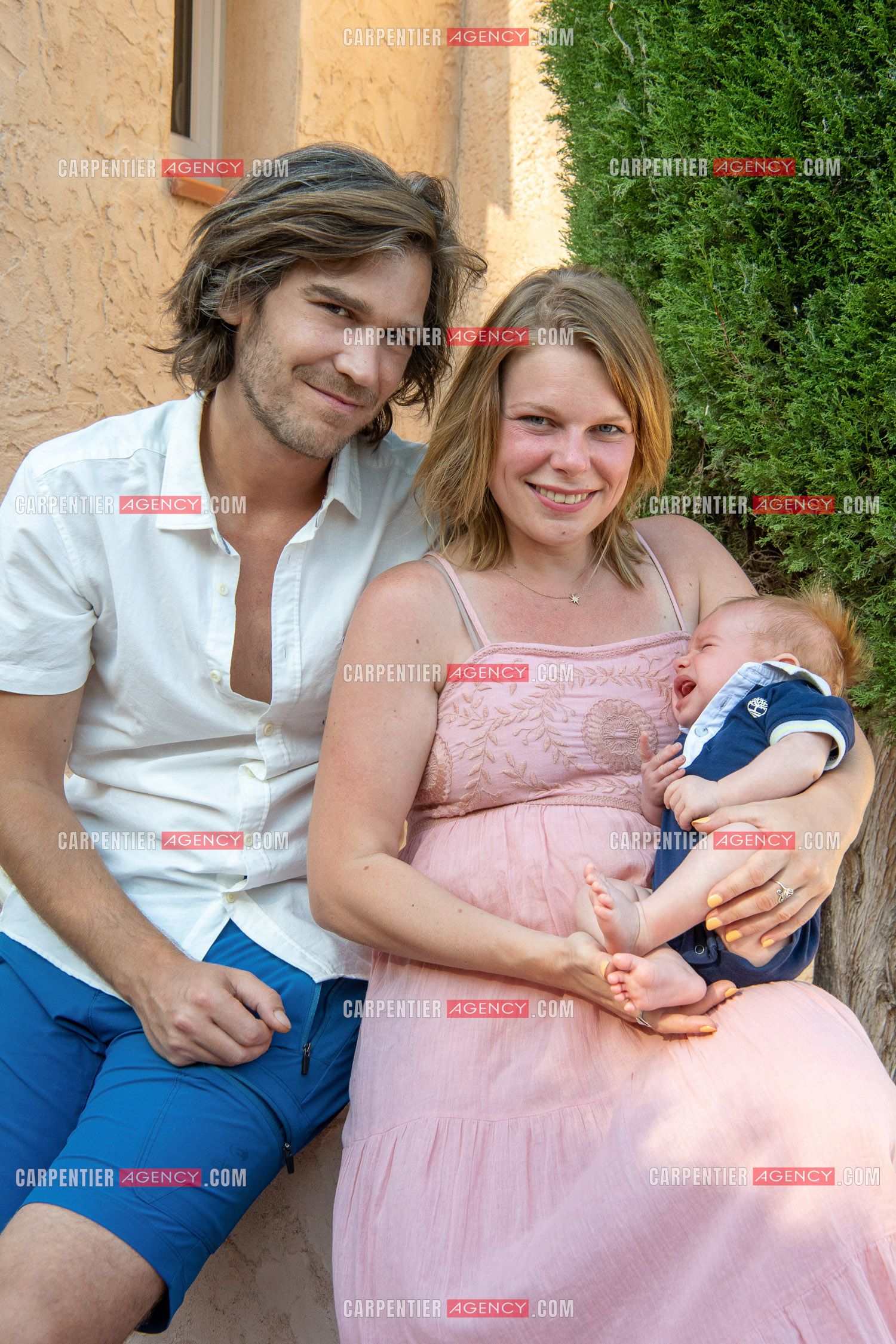 Le ténor Amaury Vassili lors de ses vacances d'été a Toulon dans le Var avec sa femme Stéphanie et leur petit garçon Anatoly tous juste agé de deux mois.   ( Exclusif )