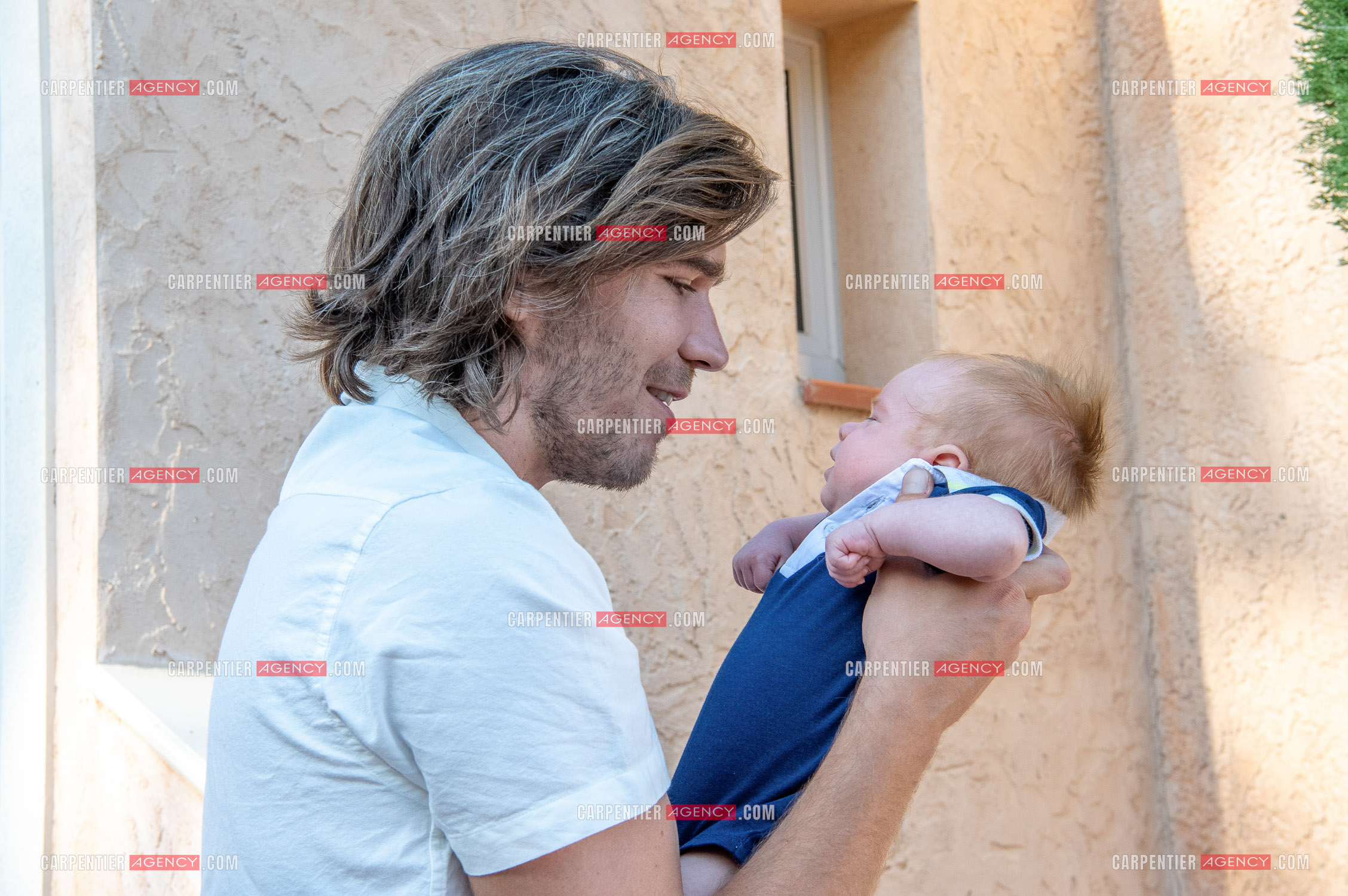 Le ténor Amaury Vassili lors de ses vacances d'été a Toulon dans le Var avec son petit garçon Anatoly tous juste agé de deux mois.   ( Exclusif )