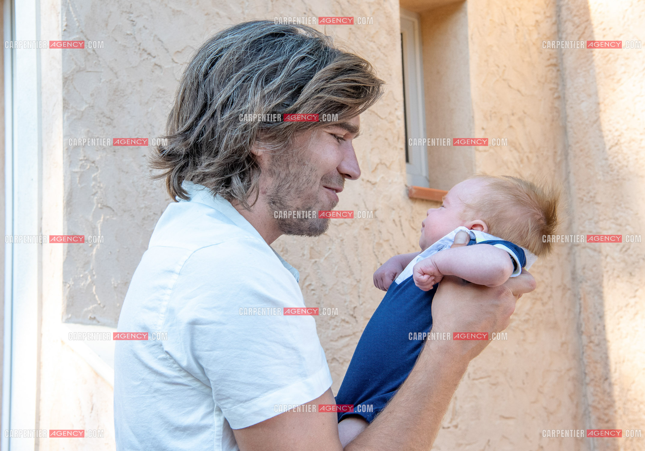 Le ténor Amaury Vassili lors de ses vacances d'été a Toulon dans le Var avec son petit garçon Anatoly tous juste agé de deux mois.   ( Exclusif )