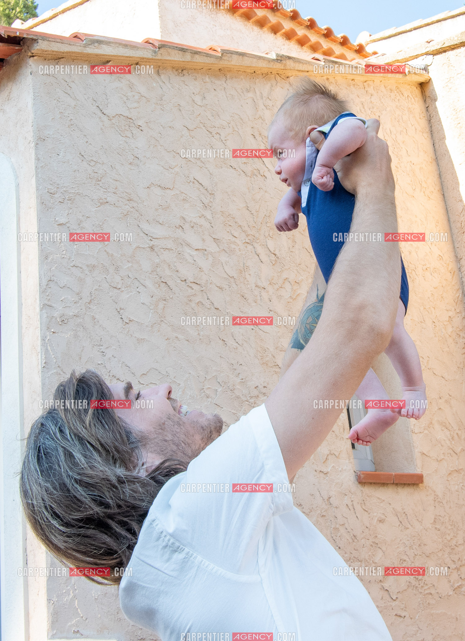 Le ténor Amaury Vassili lors de ses vacances d'été a Toulon dans le Var avec son petit garçon Anatoly tous juste agé de deux mois.   ( Exclusif )
