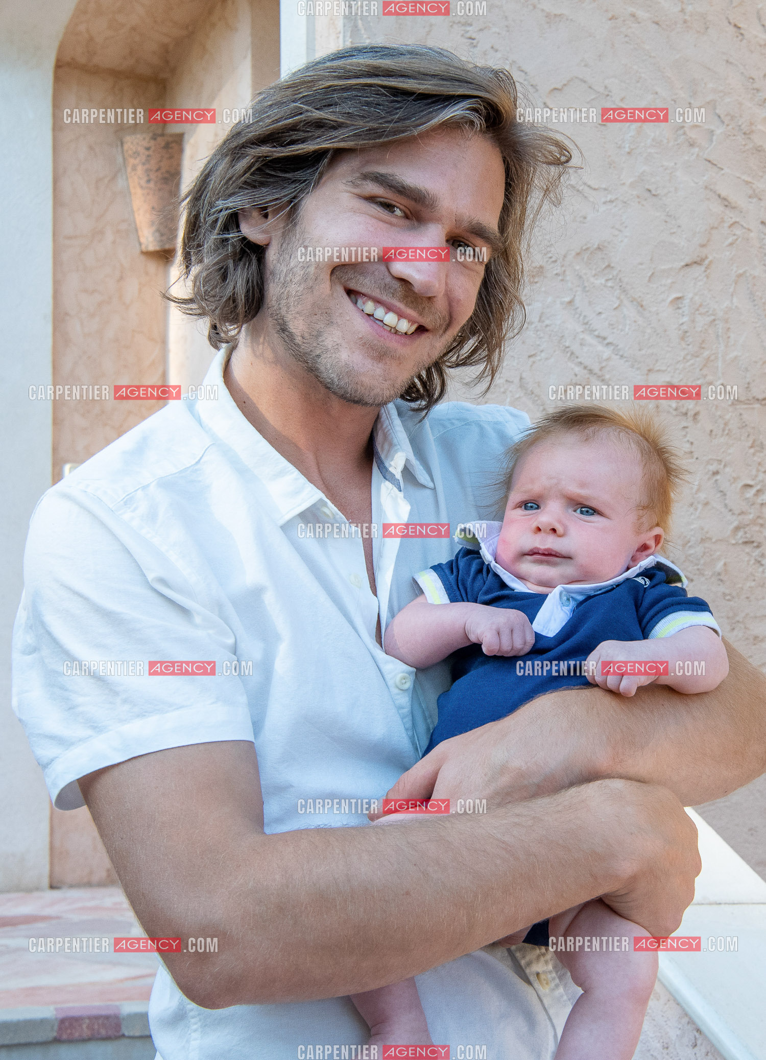 Le ténor Amaury Vassili lors de ses vacances d'été a Toulon dans le Var avec son petit garçon Anatoly tous juste agé de deux mois.   ( Exclusif )