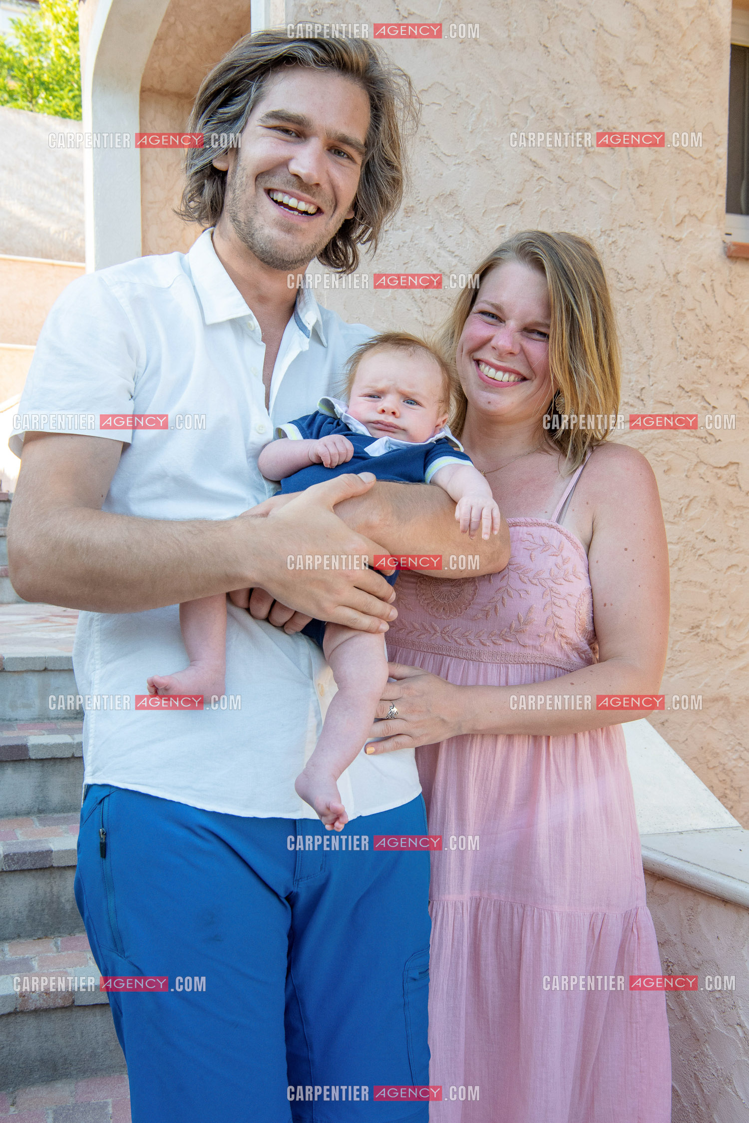 Le ténor Amaury Vassili lors de ses vacances d'été a Toulon dans le Var avec sa femme Stéphanie et leur petit garçon Anatoly tous juste agé de deux mois.   ( Exclusif )
