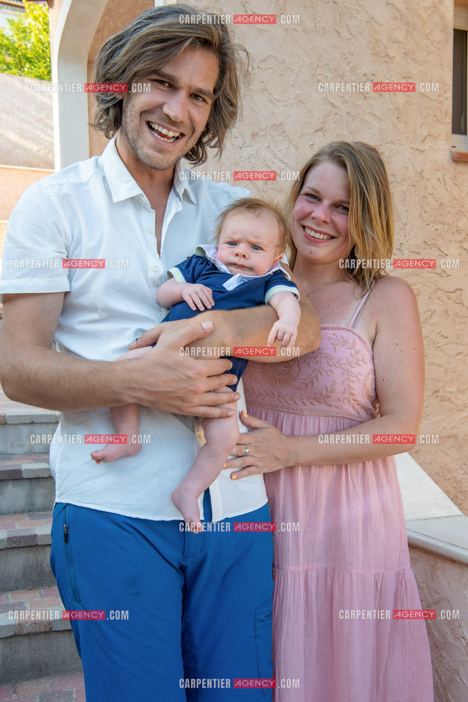 Le ténor Amaury Vassili lors de ses vacances d'été a Toulon dans le Var avec sa femme Stéphanie et leur petit garçon Anatoly tous juste agé de deux mois.   ( Exclusif )