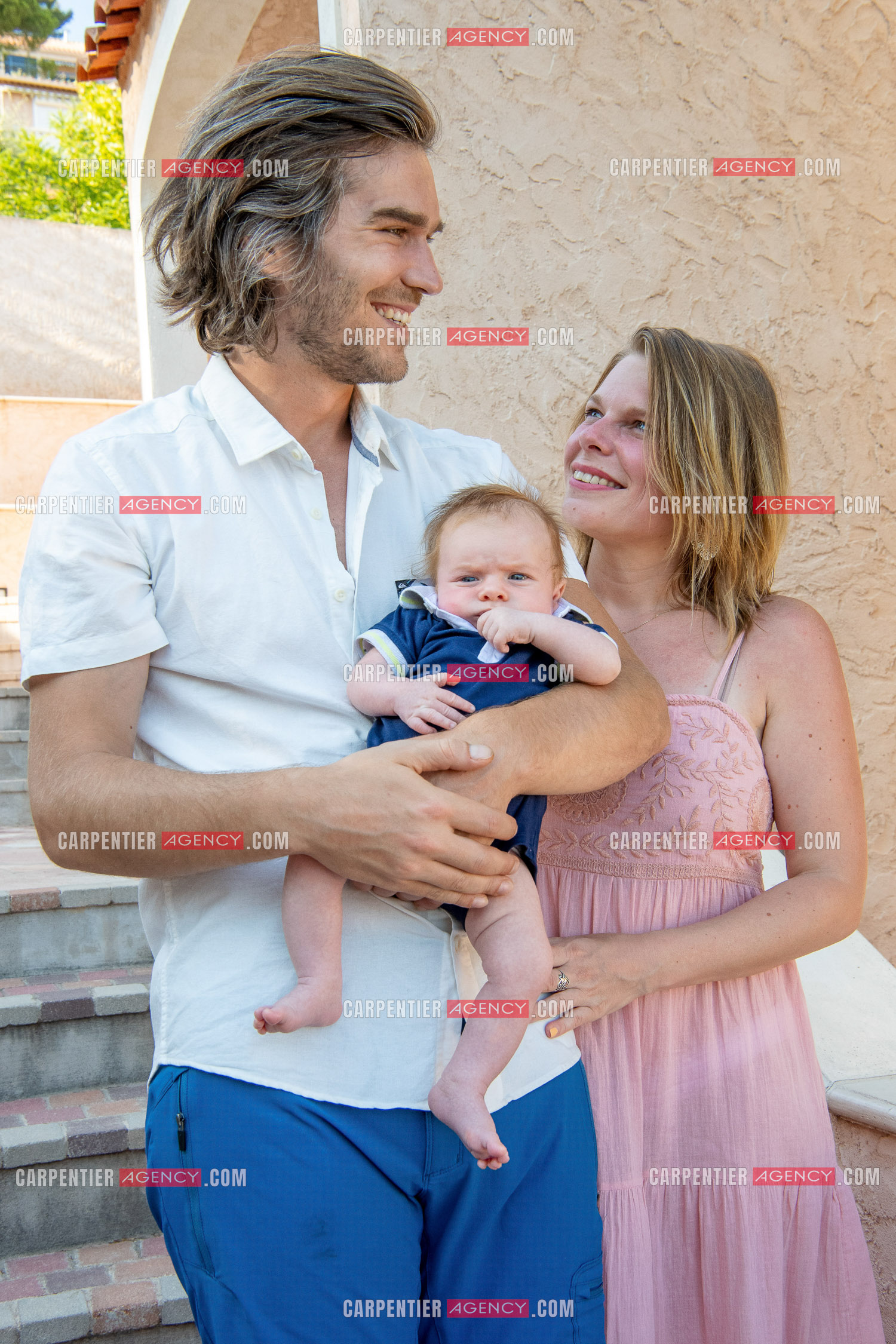 Le ténor Amaury Vassili lors de ses vacances d'été a Toulon dans le Var avec sa femme Stéphanie et leur petit garçon Anatoly tous juste agé de deux mois.   ( Exclusif )