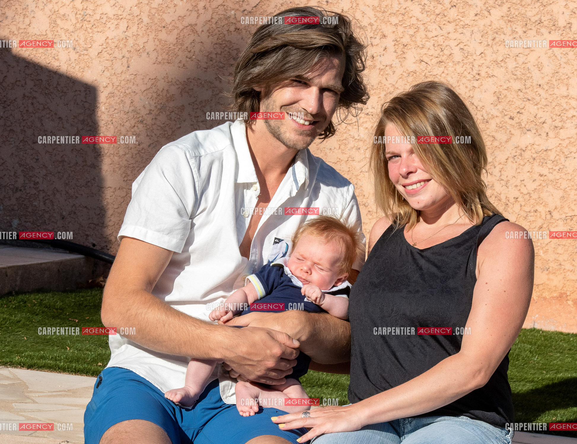 Le ténor Amaury Vassili lors de ses vacances d'été a Toulon dans le Var avec sa femme Stéphanie et leur petit garçon Anatoly tous juste agé de deux mois.   ( Exclusif )