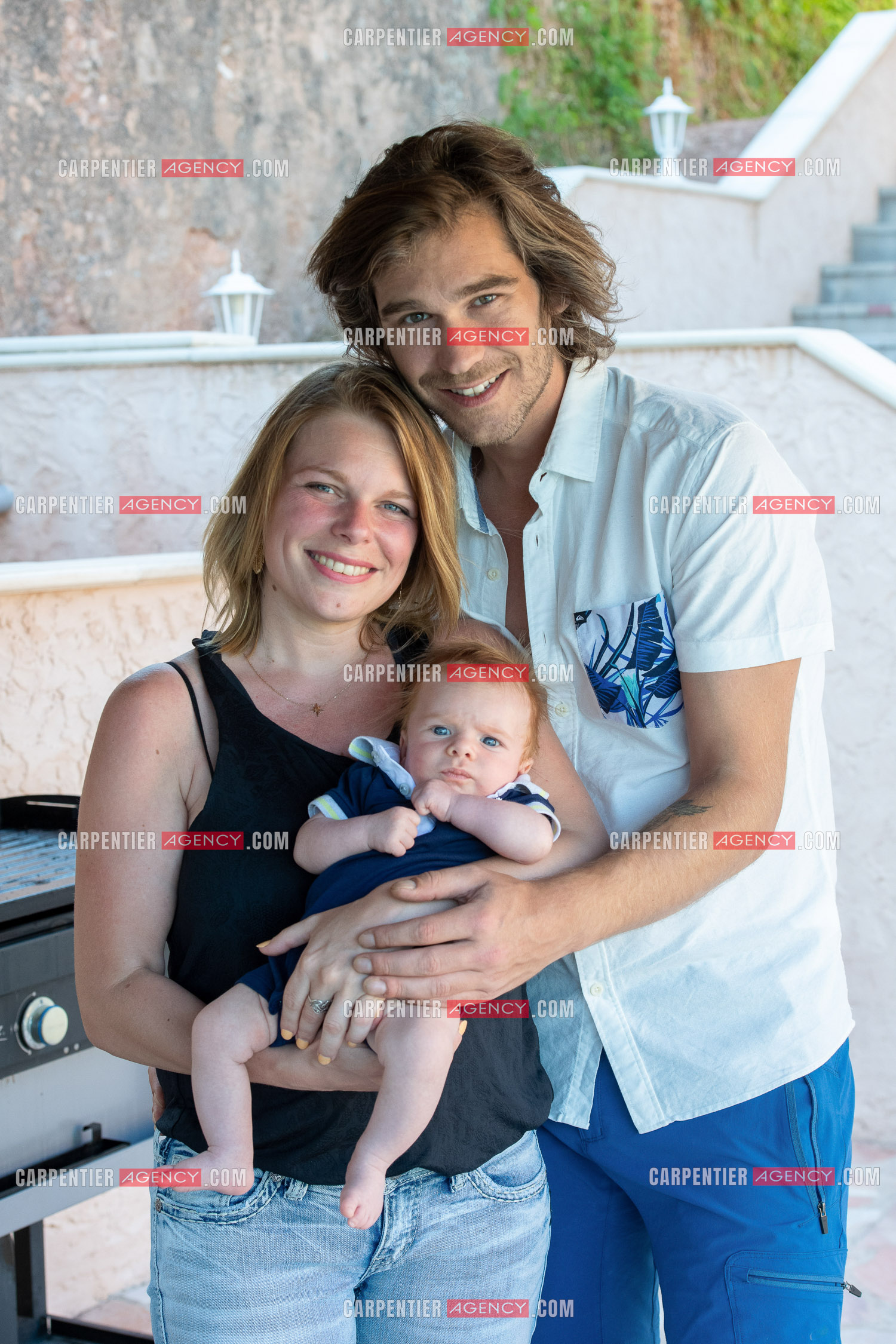 Le ténor Amaury Vassili lors de ses vacances d'été a Toulon dans le Var avec sa femme Stéphanie et leur petit garçon Anatoly tous juste agé de deux mois.   ( Exclusif )