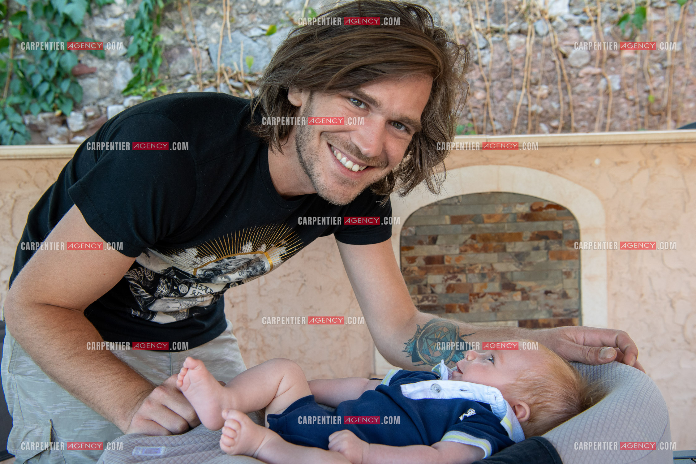 Le ténor Amaury Vassili lors de ses vacances d'été a Toulon dans le Var avec sa femme Stéphanie et leur petit garçon Anatoly tous juste agé de deux mois.   ( Exclusif )