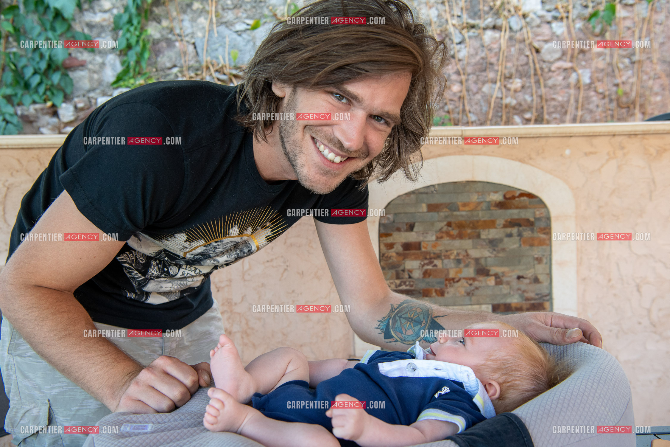 Le ténor Amaury Vassili lors de ses vacances d'été a Toulon dans le Var avec sa femme Stéphanie et leur petit garçon Anatoly tous juste agé de deux mois.   ( Exclusif )