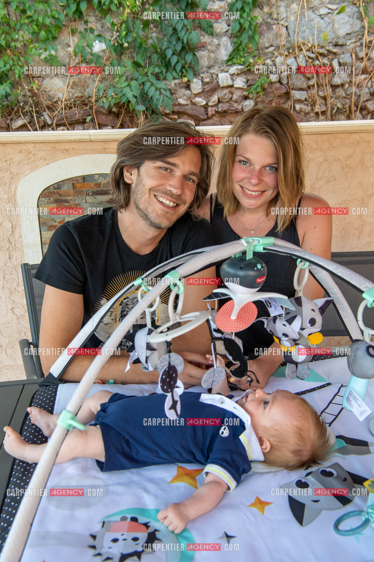 Le ténor Amaury Vassili lors de ses vacances d'été a Toulon dans le Var avec sa femme Stéphanie et leur petit garçon Anatoly tous juste agé de deux mois.   ( Exclusif )