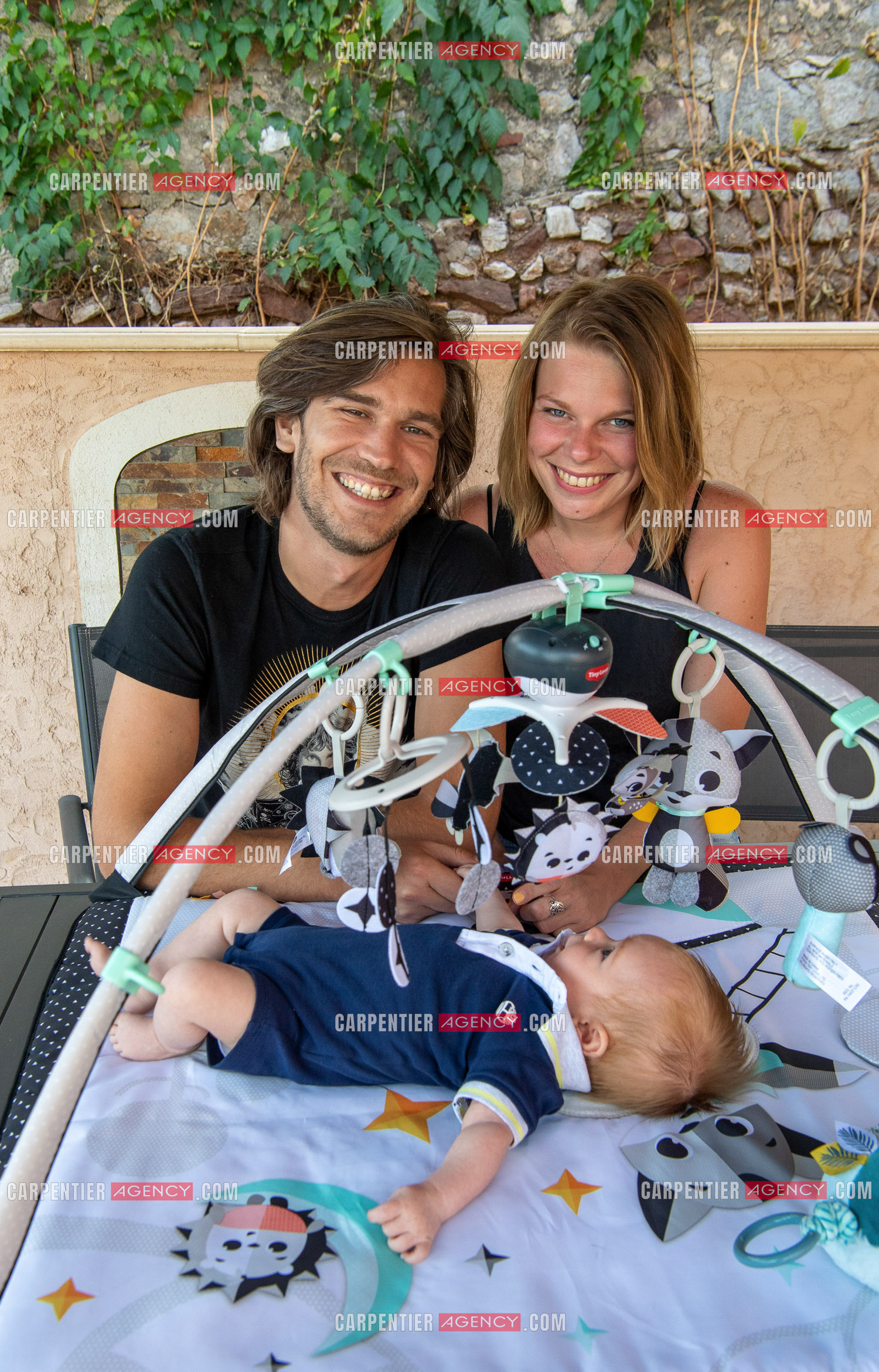 Le ténor Amaury Vassili lors de ses vacances d'été a Toulon dans le Var avec sa femme Stéphanie et leur petit garçon Anatoly tous juste agé de deux mois.   ( Exclusif )