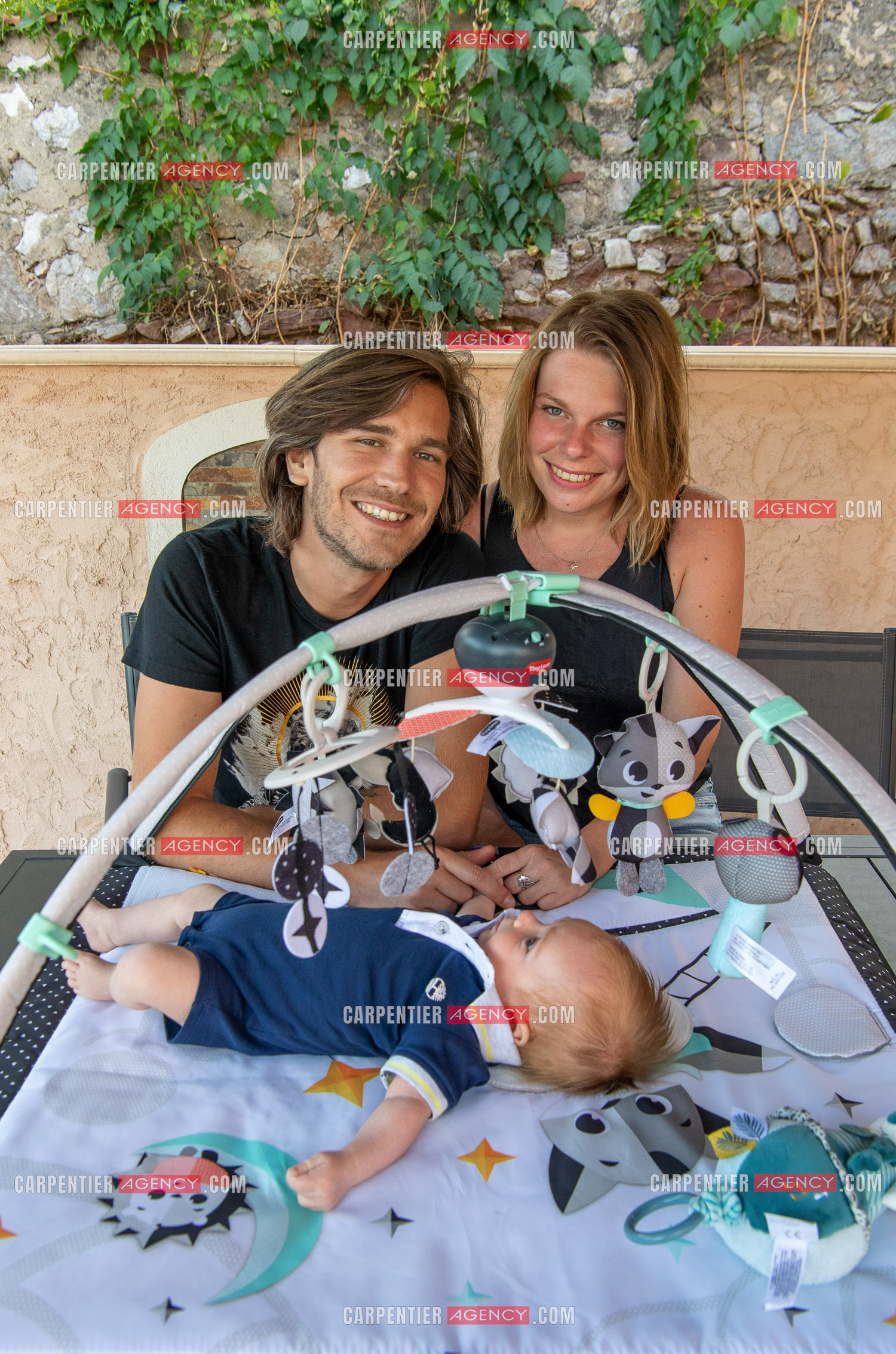 Le ténor Amaury Vassili lors de ses vacances d'été a Toulon dans le Var avec sa femme Stéphanie et leur petit garçon Anatoly tous juste agé de deux mois.   ( Exclusif )
